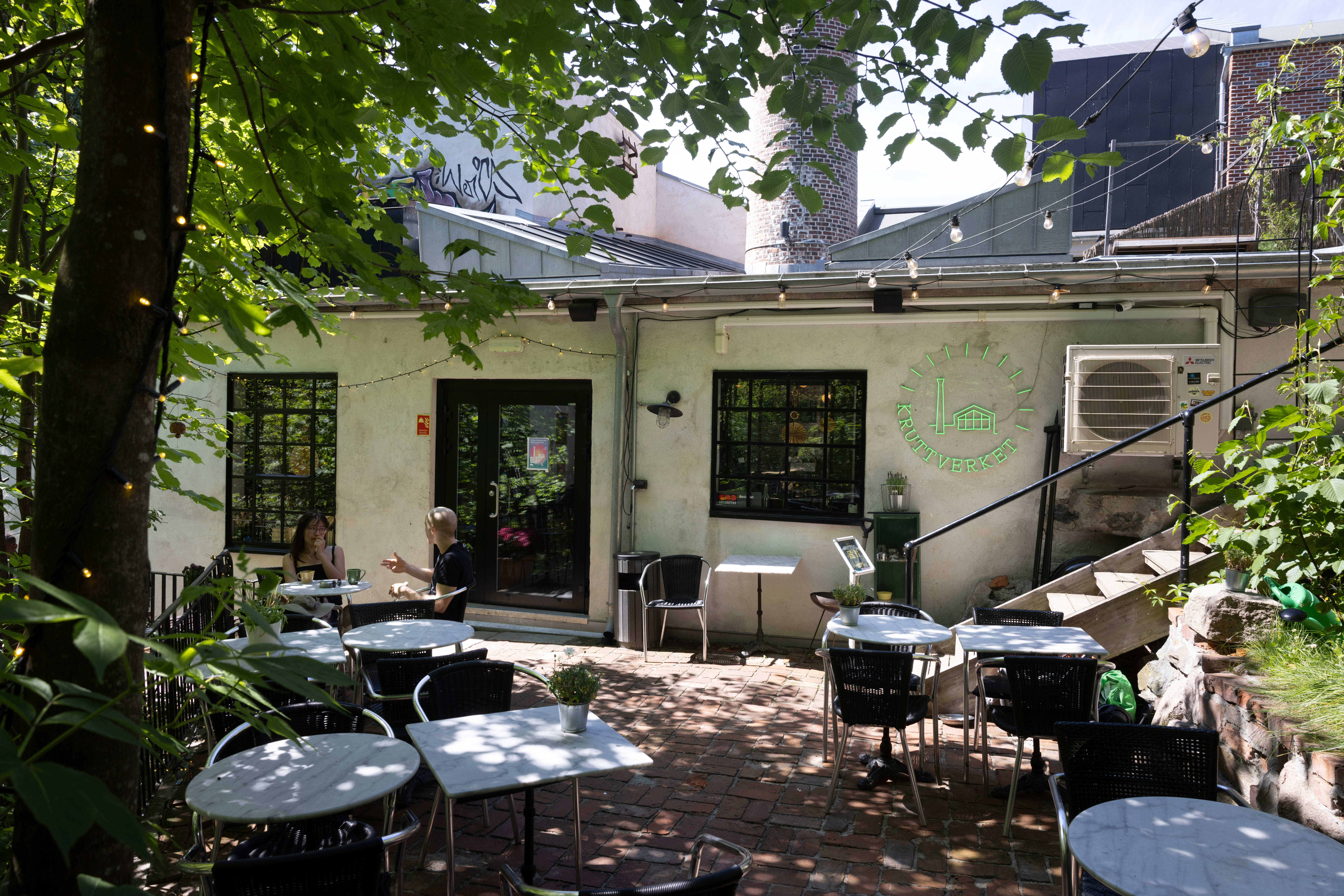 Koselige kafé Kruttverket ligger skjermet til mellom trærne.