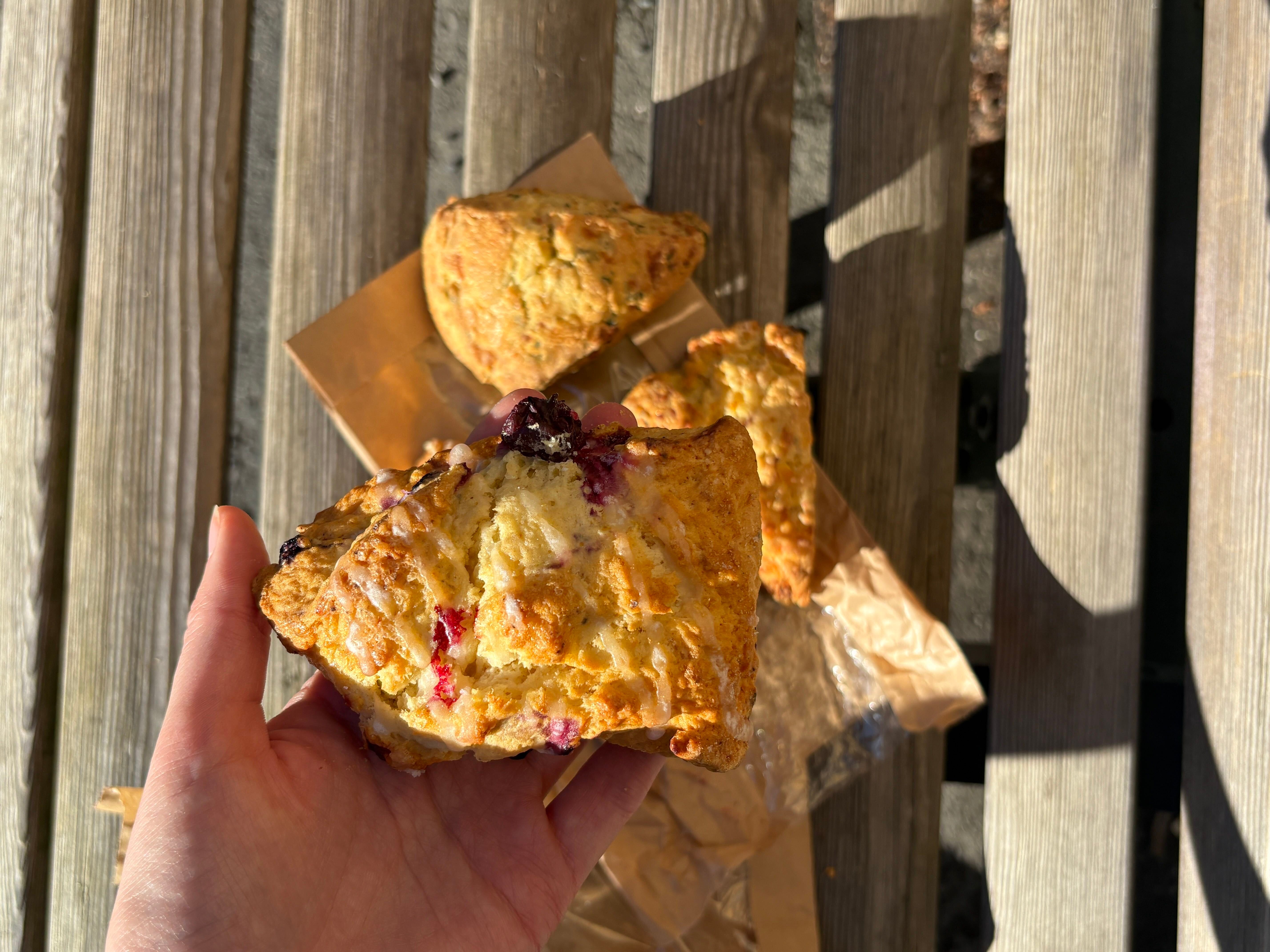 Blåbær og sitron scone får du til 59 kroner.