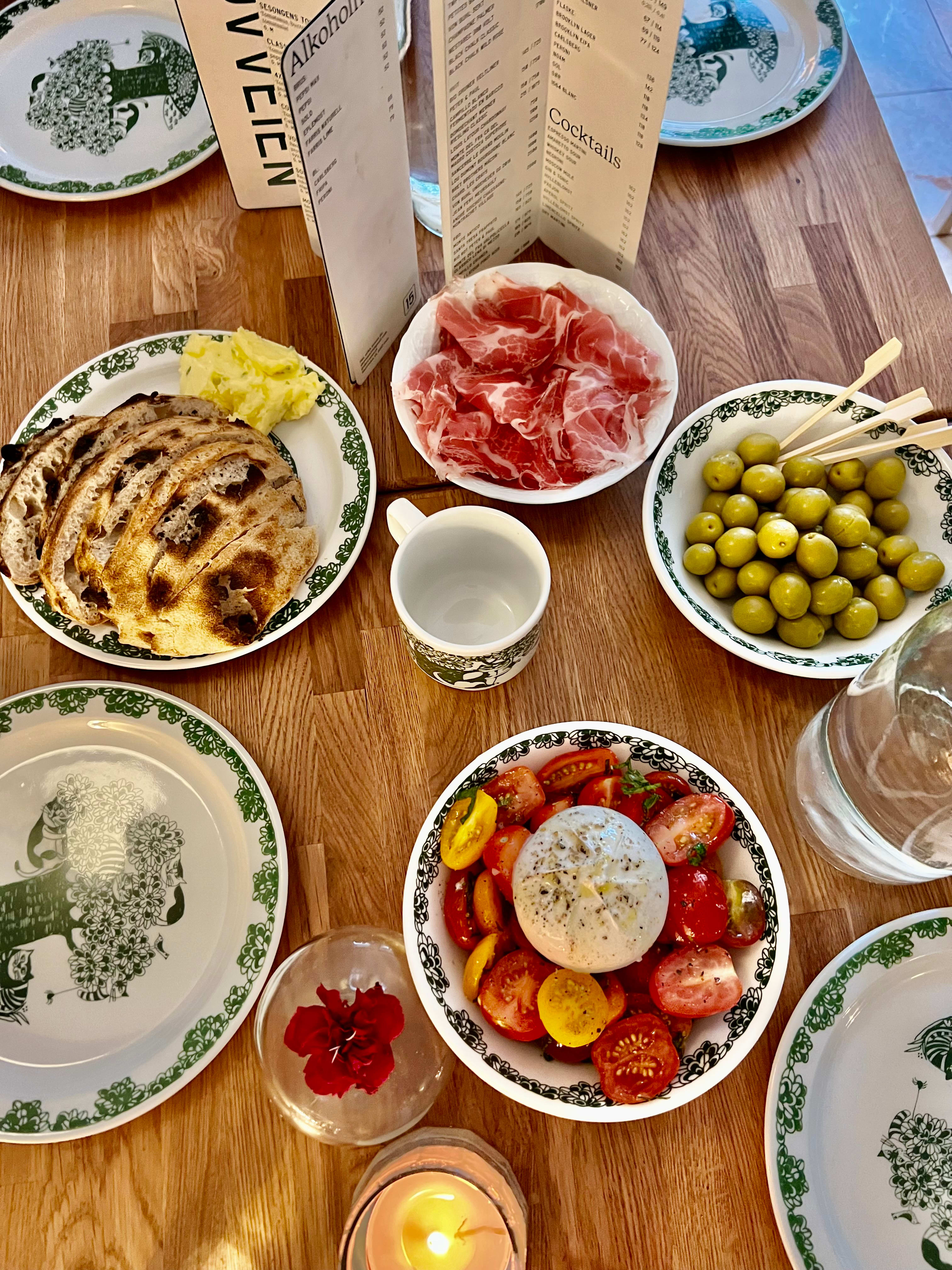  Vi har gått for brød med hvitløkssmør, tomat med burrata, oliven og coppa-skinke til forrett. 