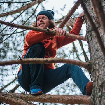 Akuttsykepleieren finner roen i toppen av trærne: Glem klatreveggen inne – bruk naturen! 