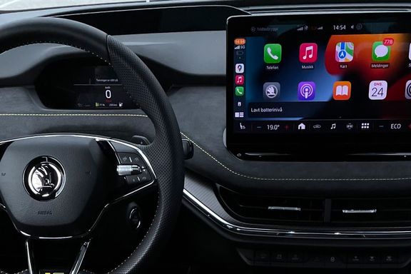 Forskere sjekker om skjermer i bil går på sikkerheten løs: – Det blir som en smarttelefon på hjul
