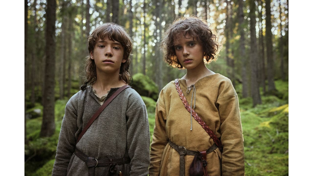 Kerstin Linden er Ronja Røverdatter i Viaplays nytolkning av Astrid Lindgrens siste store roman. Rollen som vennen Birk Borkason spilles av Jack Bergenholtz Henriksson.