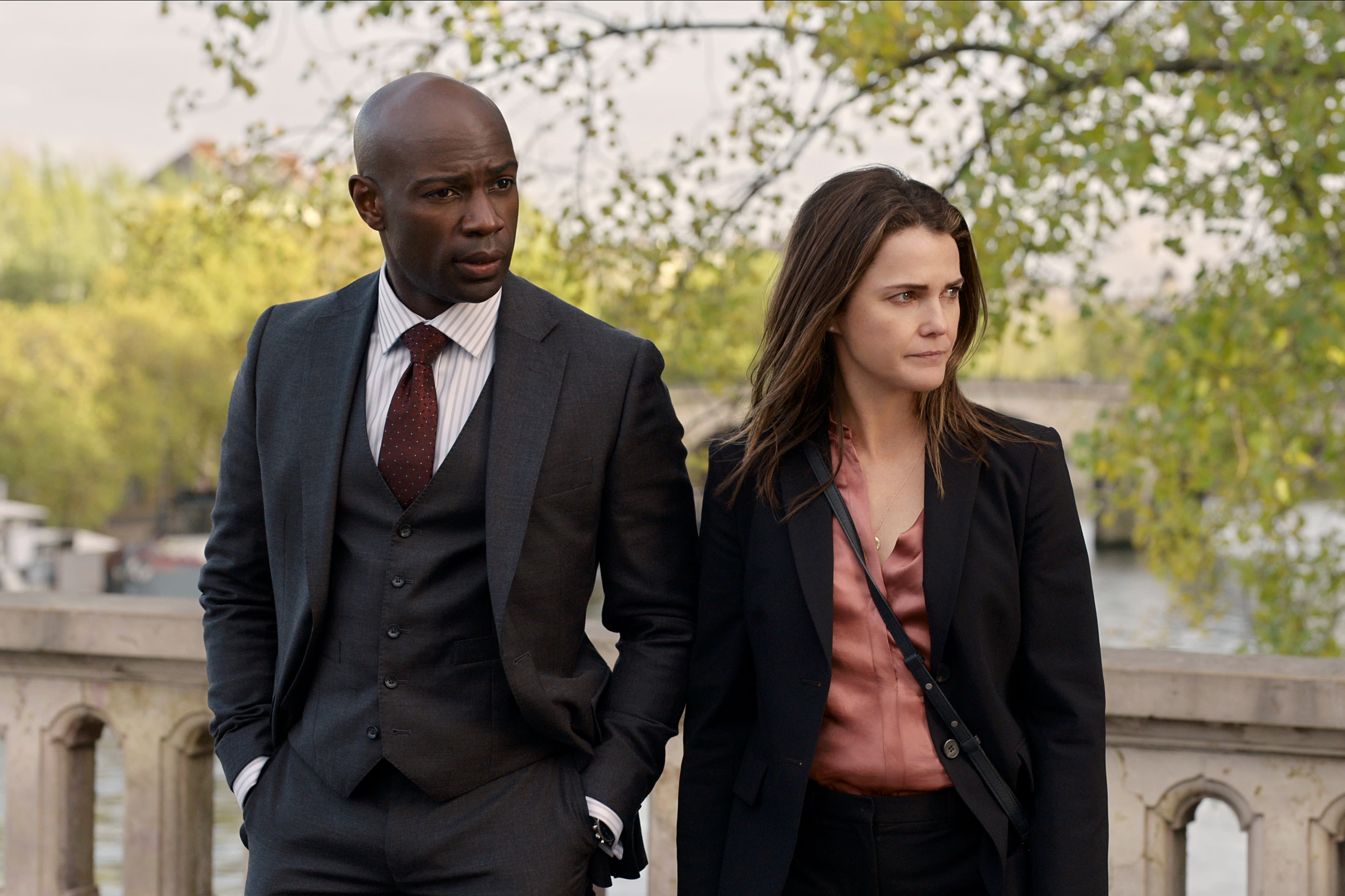  Austin Dennison (David Gyasi) og Kate Wyler (Keri Russell) prøver å forhindre storkrig.