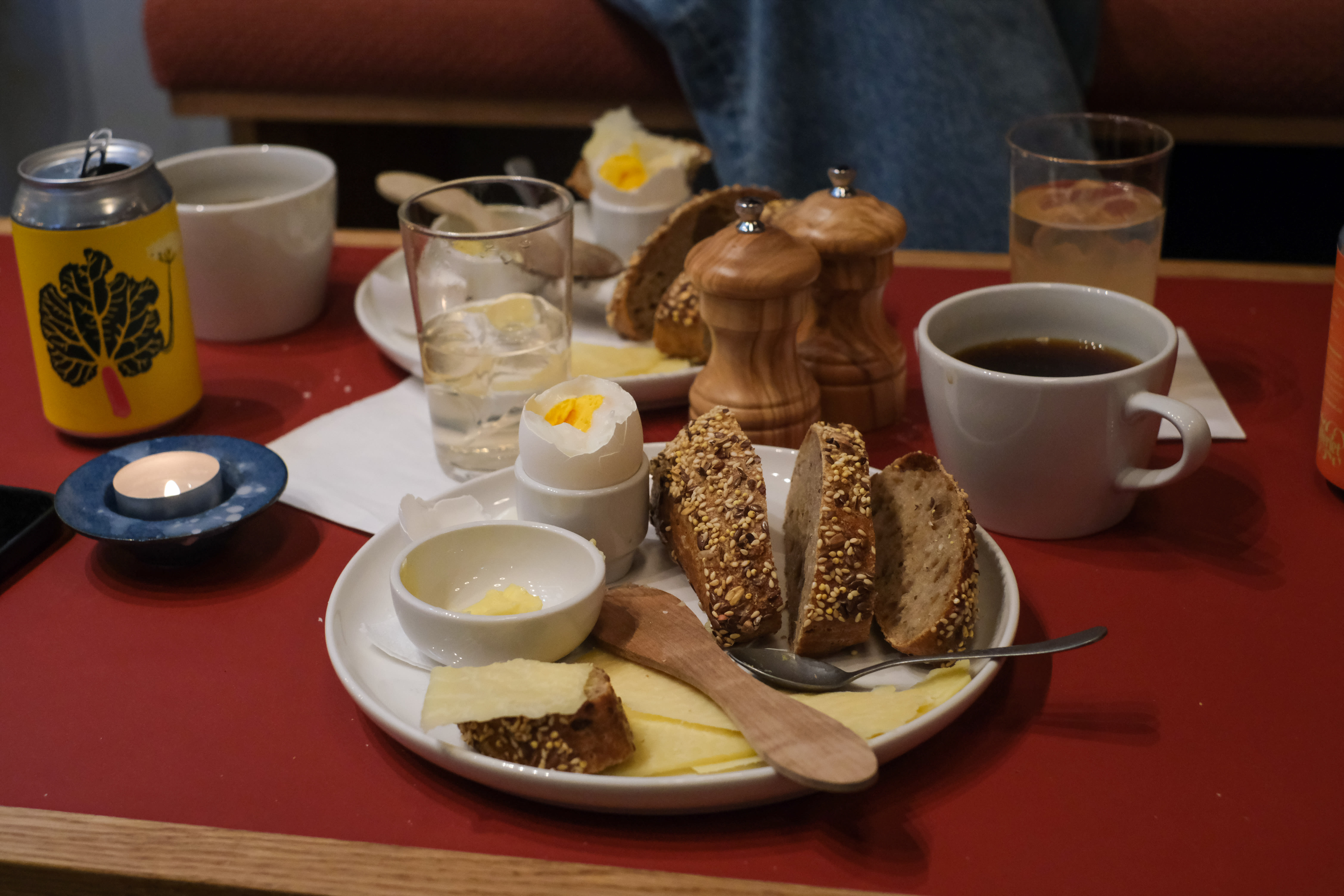 På tide å tenke litt større enn dette? Her er frokosten på kaffebaren Byens gulv.