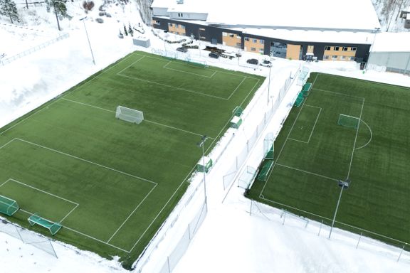 Oslos fotballbaner ligger stort sett under snø og is om vinteren. Men reiser du mot Holmenkollen, dukker det opp en oase.