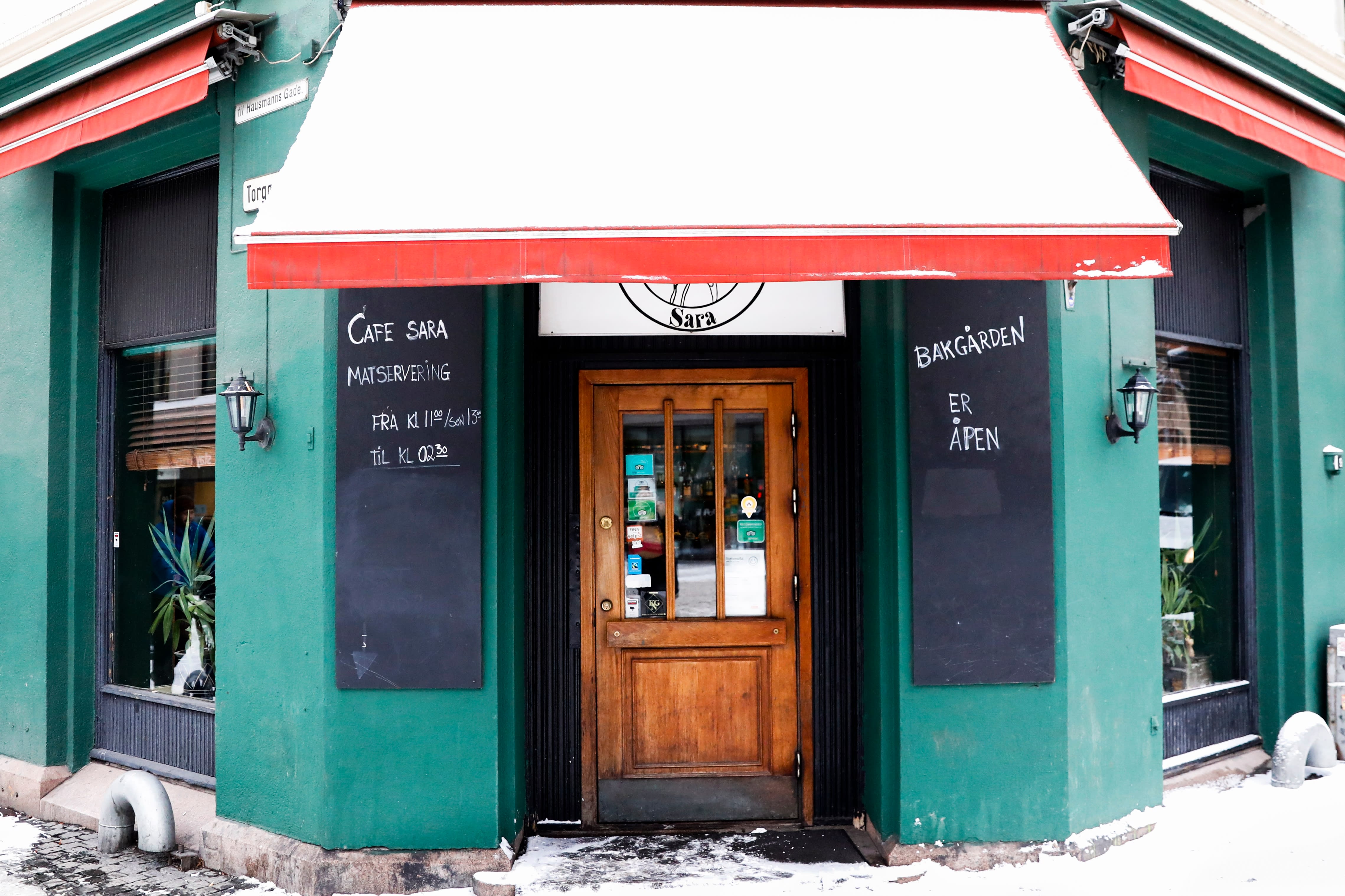  Cafe Sara ligger på hjørnet mellom Torggata og Hausmanns gate. 