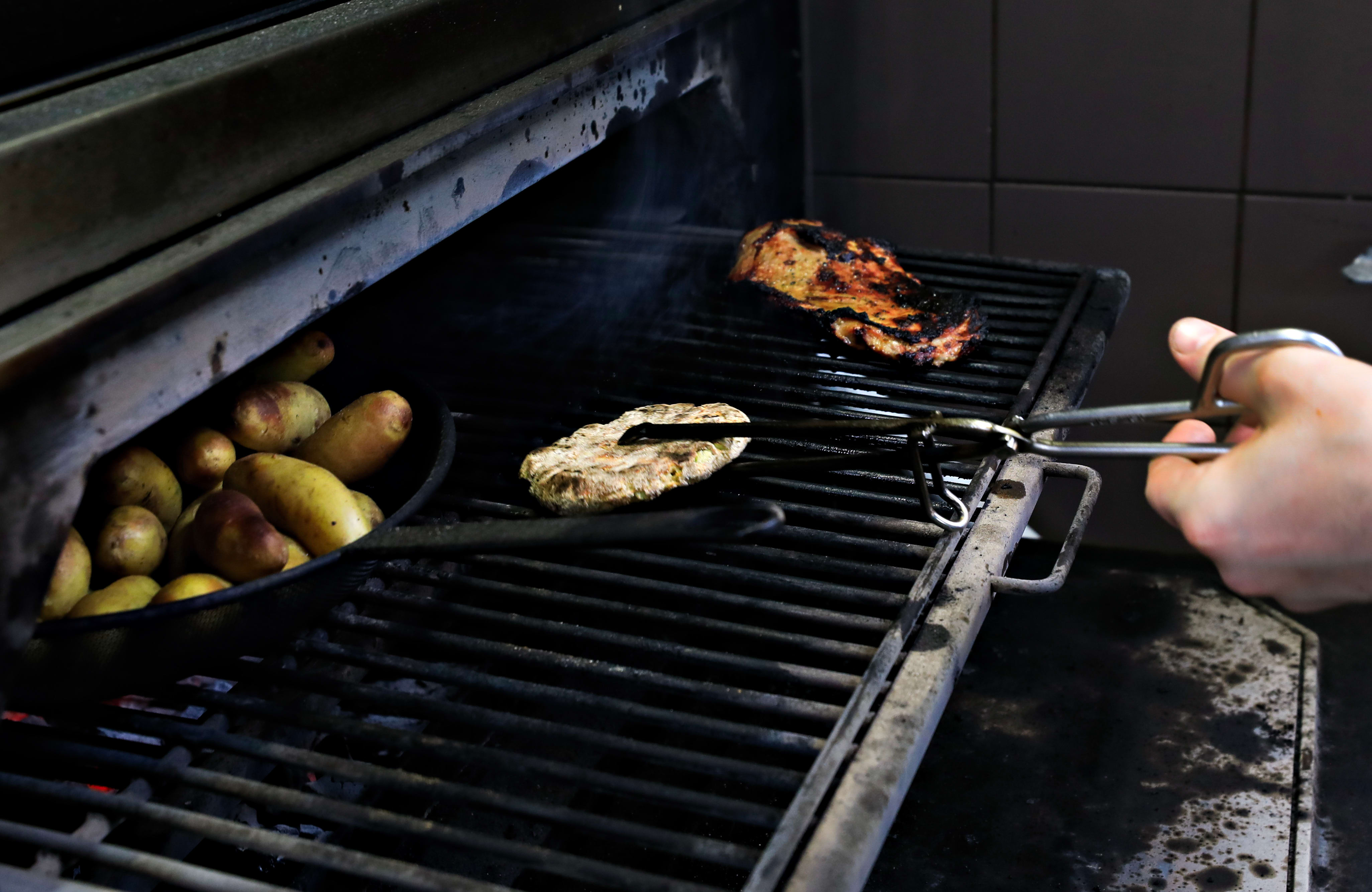 Brød og kjøtt grilles på Josper-grill.