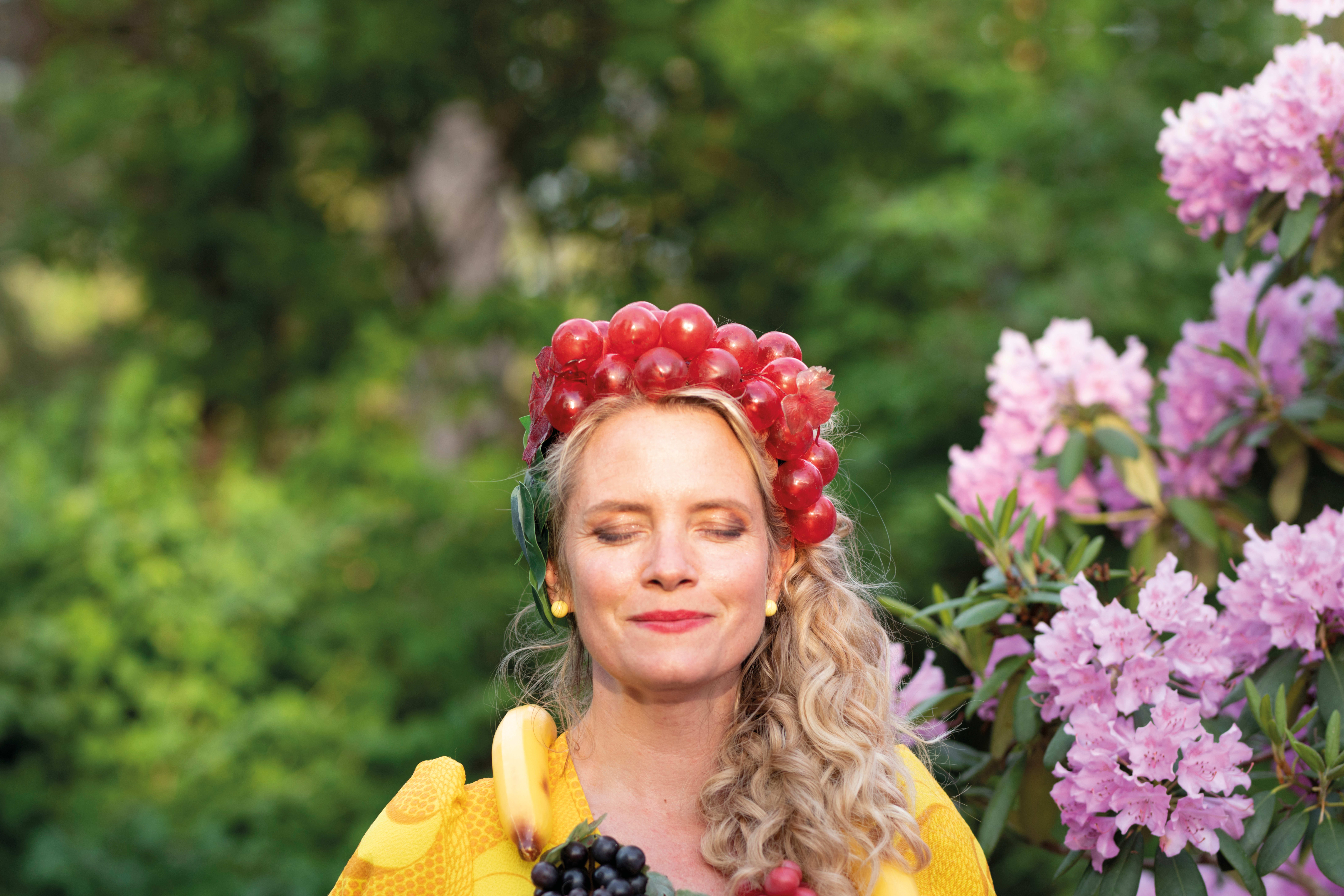 «Etterglød» fremstår som en hyllest til et ekstraordinært menneske med usedvanlig mye energi, kreativitet og selvironi. 