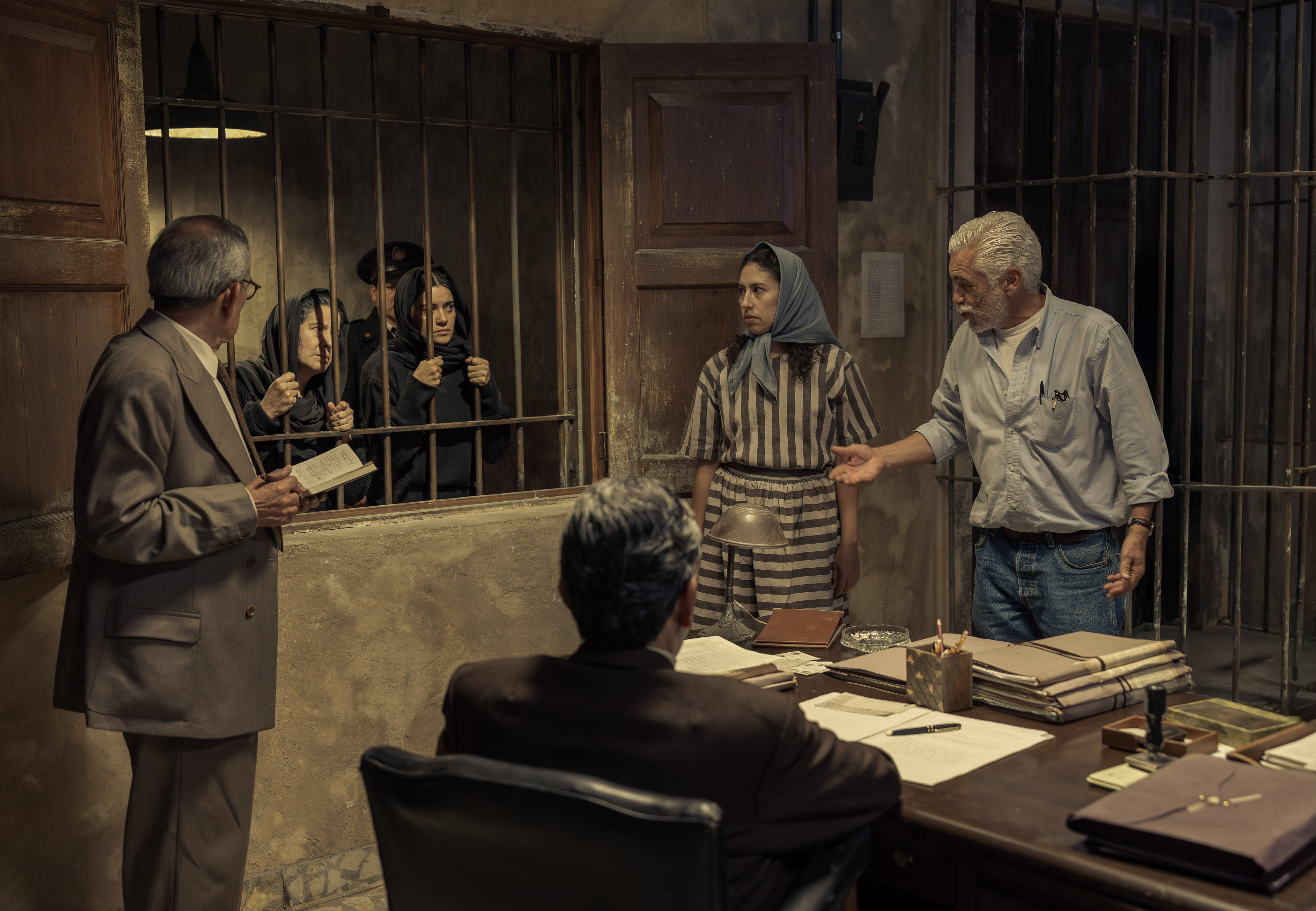 «De forsvunne jentene» fortelles blant annet gjennom innskutte bilder fra fengsel. 