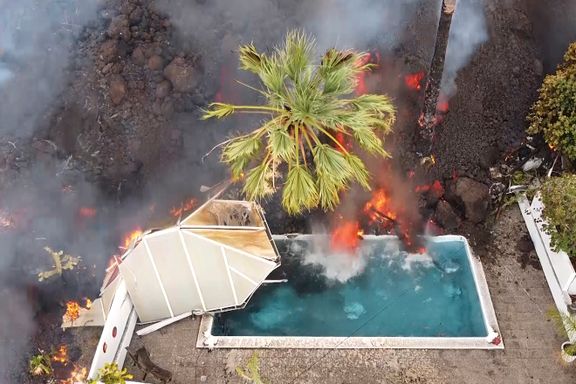 Her velter lavaen over i bassenget. Frykter giftige gasser om den når havet.