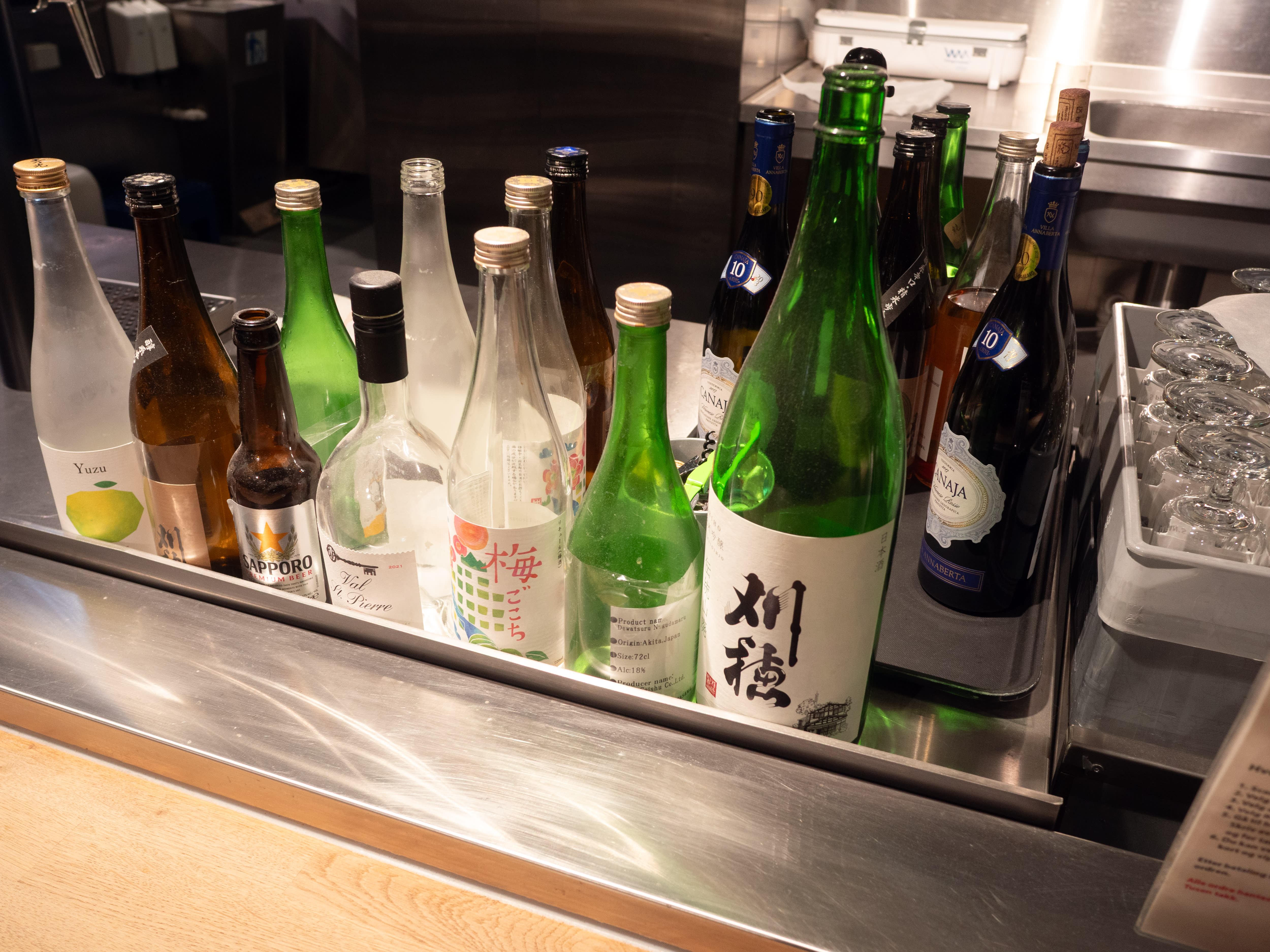 Drikkemenyen er kort, men med mange fristelser.