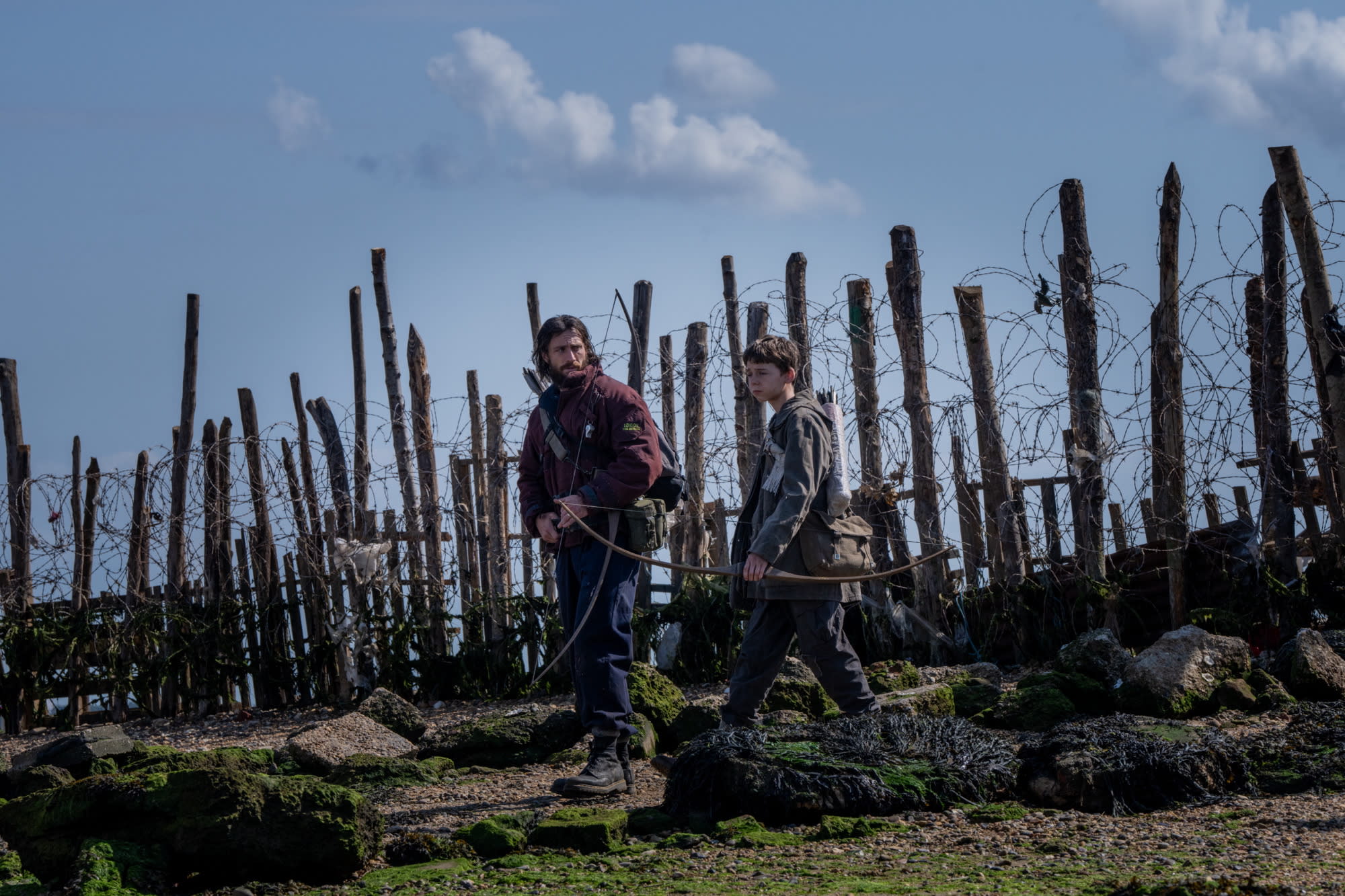 12 år gamle Spike (Alfie Williams) bor på en isolert øy med blant andre faren Jamie (Aaron Taylor-Johnson).