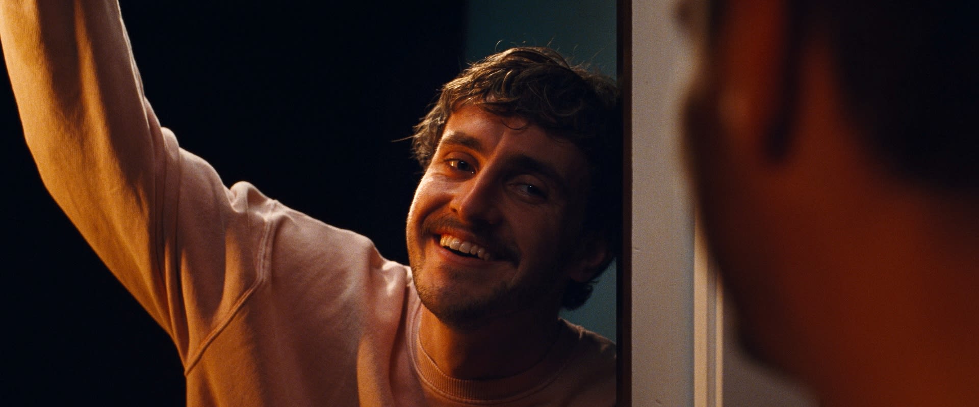 Vil du ha besøk, spør Harry (Paul Mescal) en kveld.