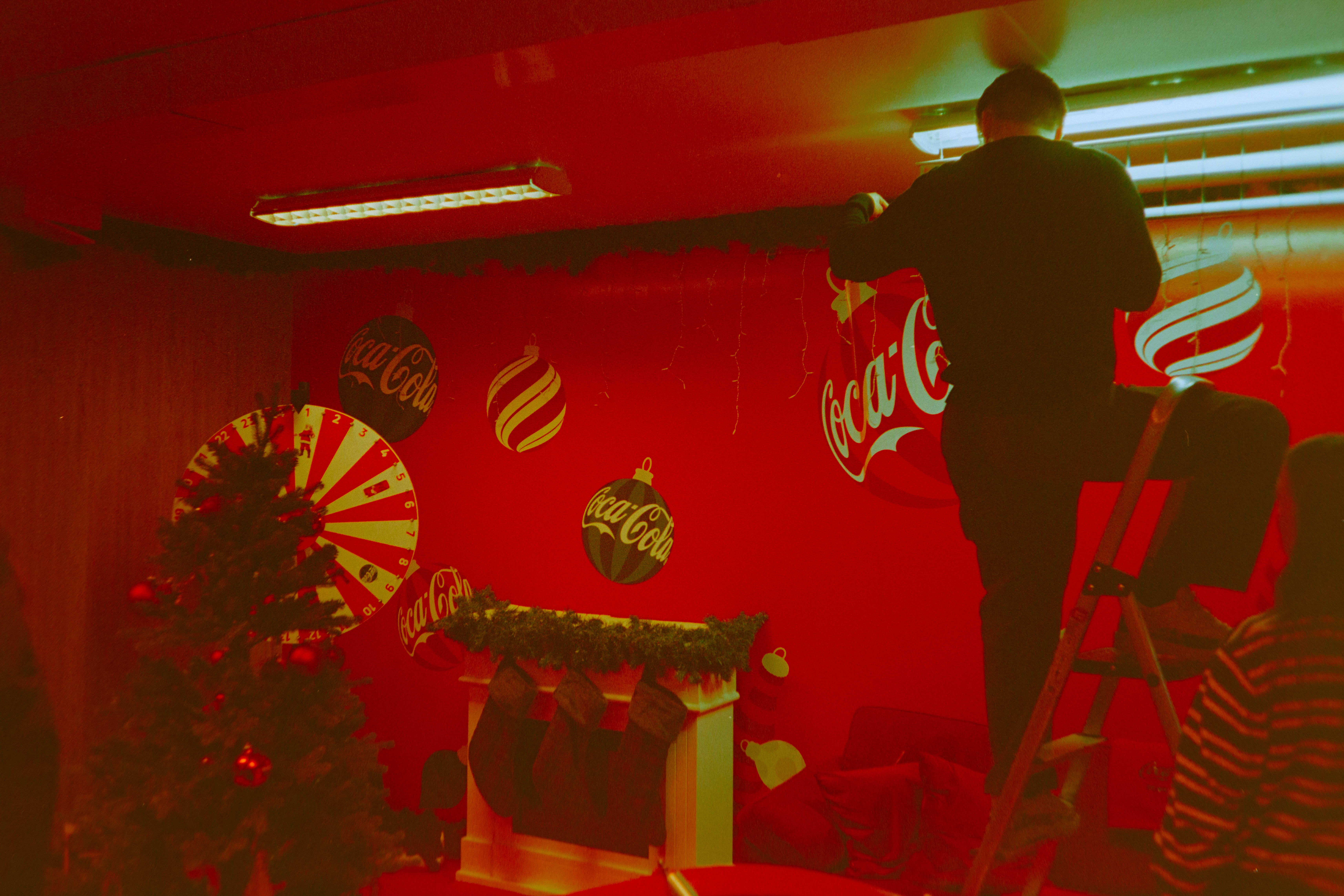 Det var komplett kaos inne i Coca-Cola Lounge da vi ankom. 