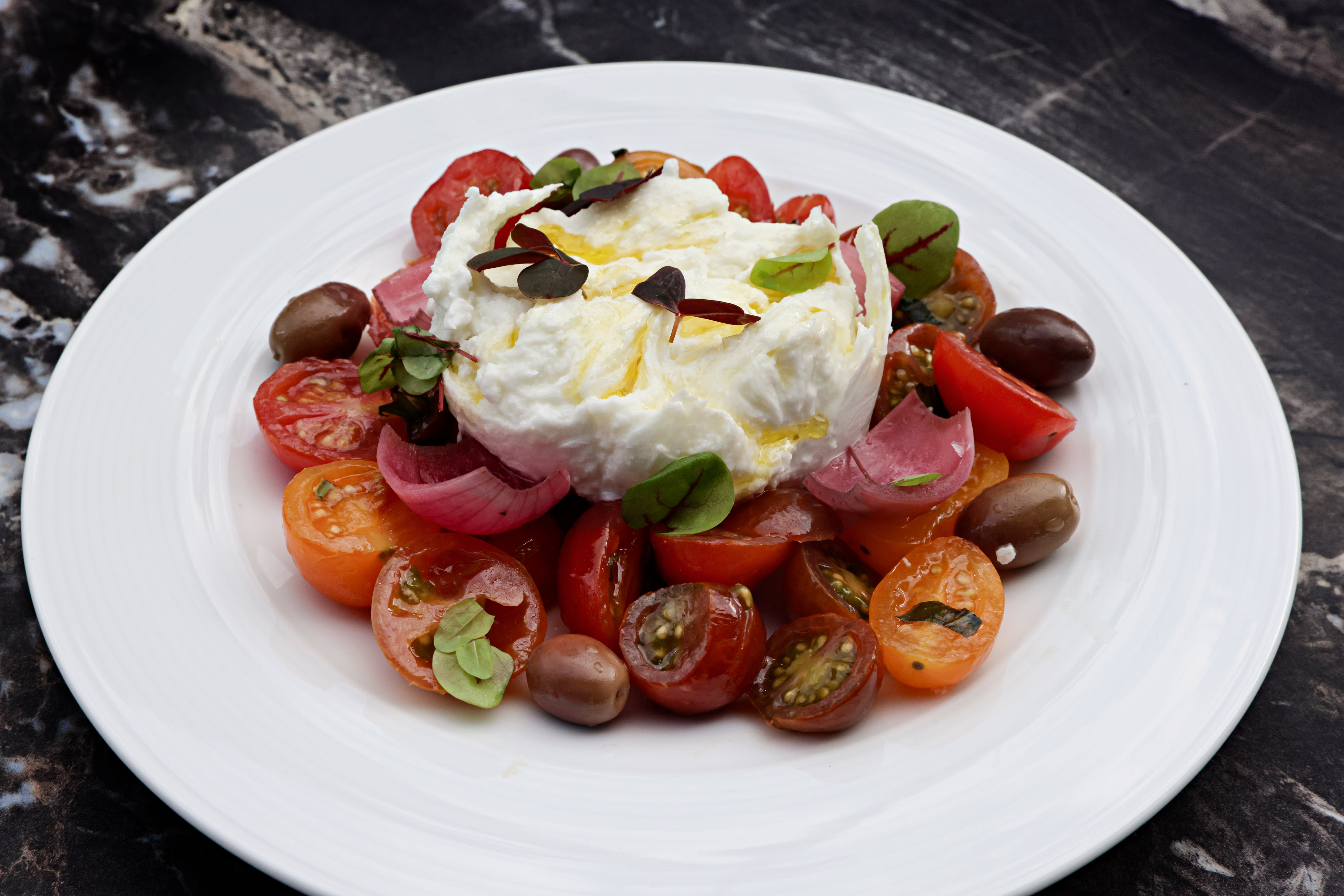 Insalata caprese er en av verdens beste salater når den tilberedes med gode råvarer. Det er tilfelle på Villa Paradiso Munch.