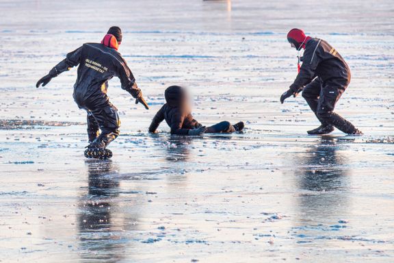 Her reddes kvinnen opp fra isen: – Hun gikk rett ned i vannet