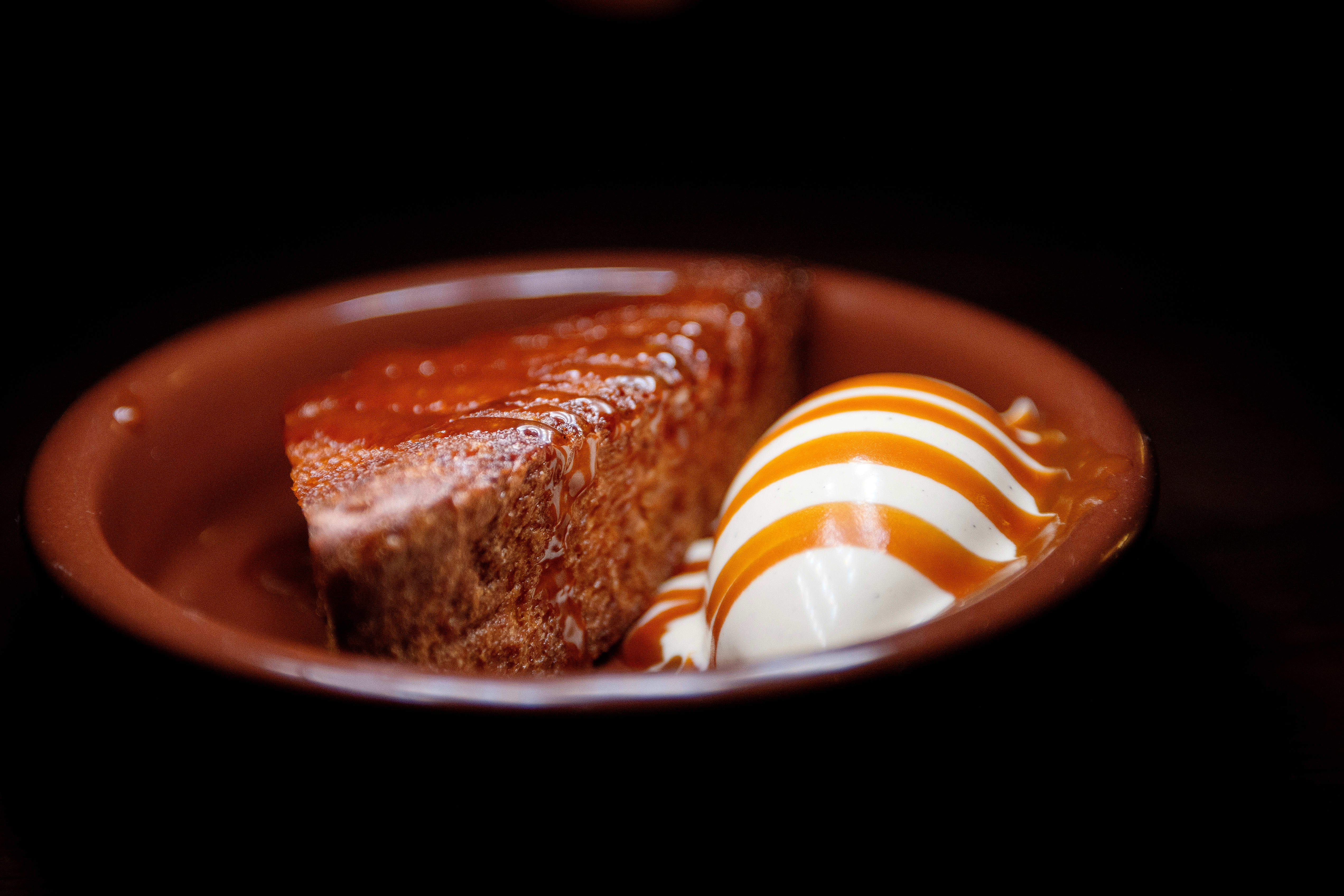 French toast med iskrem og karamell.