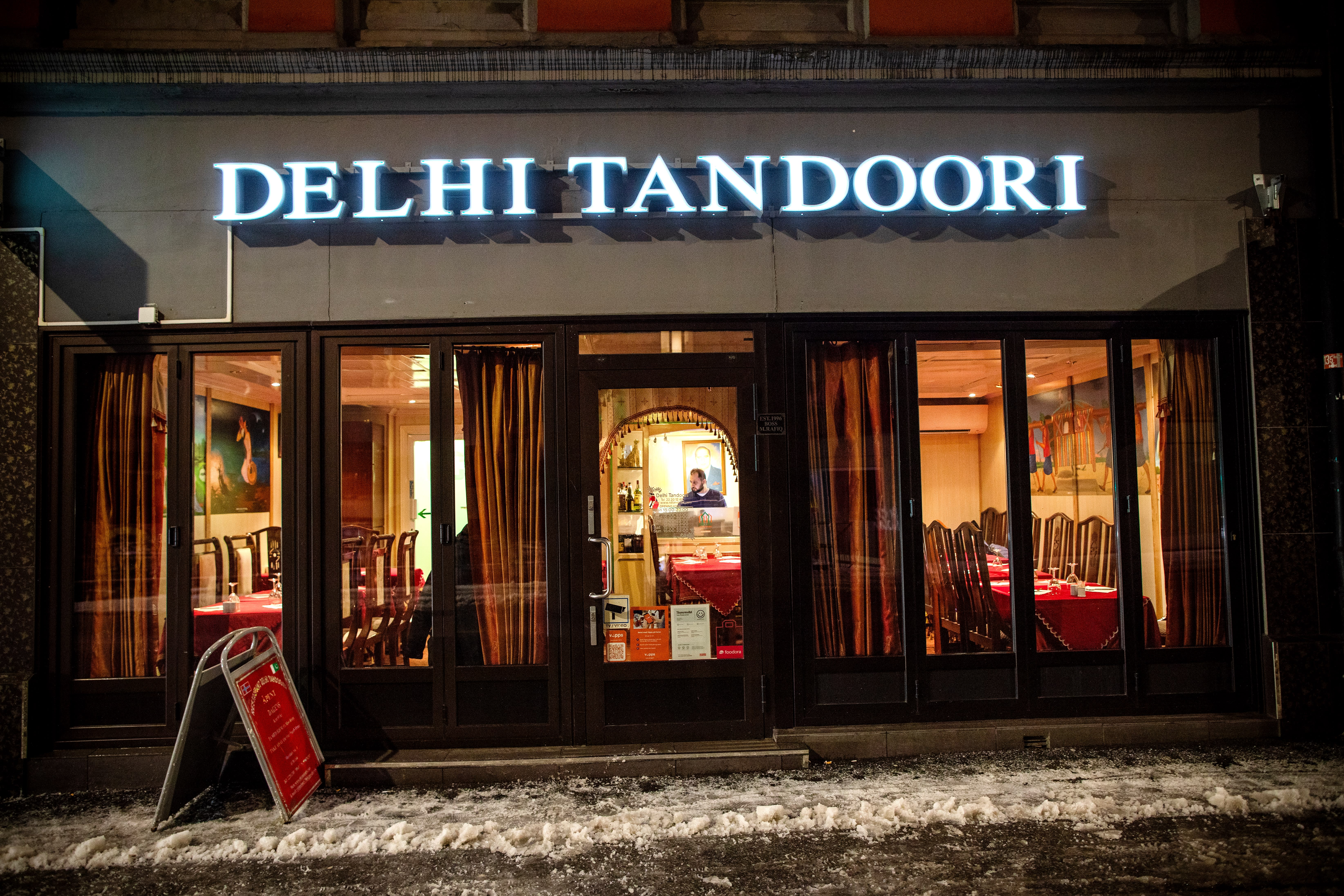 Delhi tandoori er en liten, familiedrevet restaurant ned mot Møllergata.