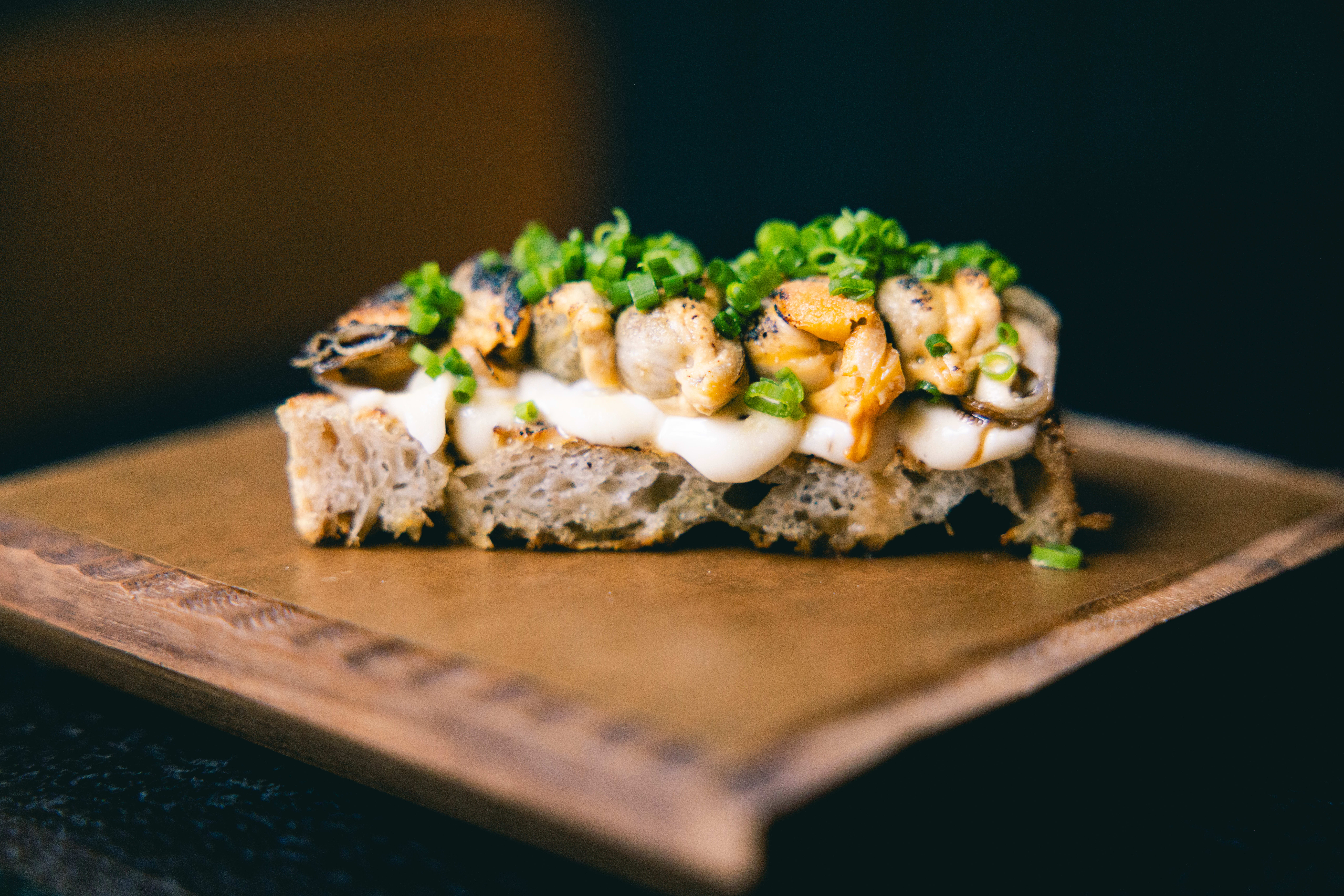 Blåskjell på grillet brød.