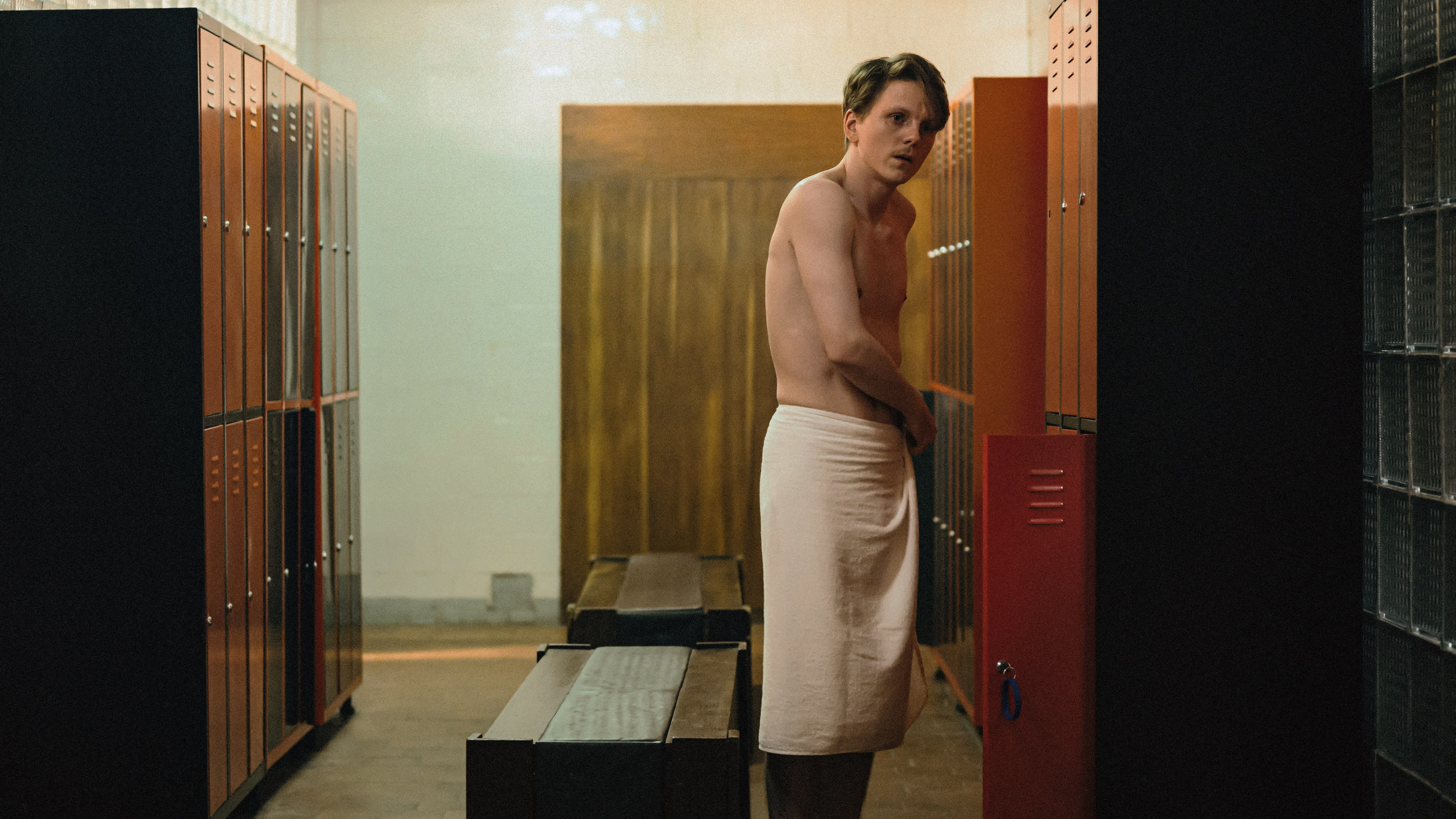 Audun (Jonas Strand Gravli) er en nybakt far, men føler seg som en ansatt i sitt eget hjem. 