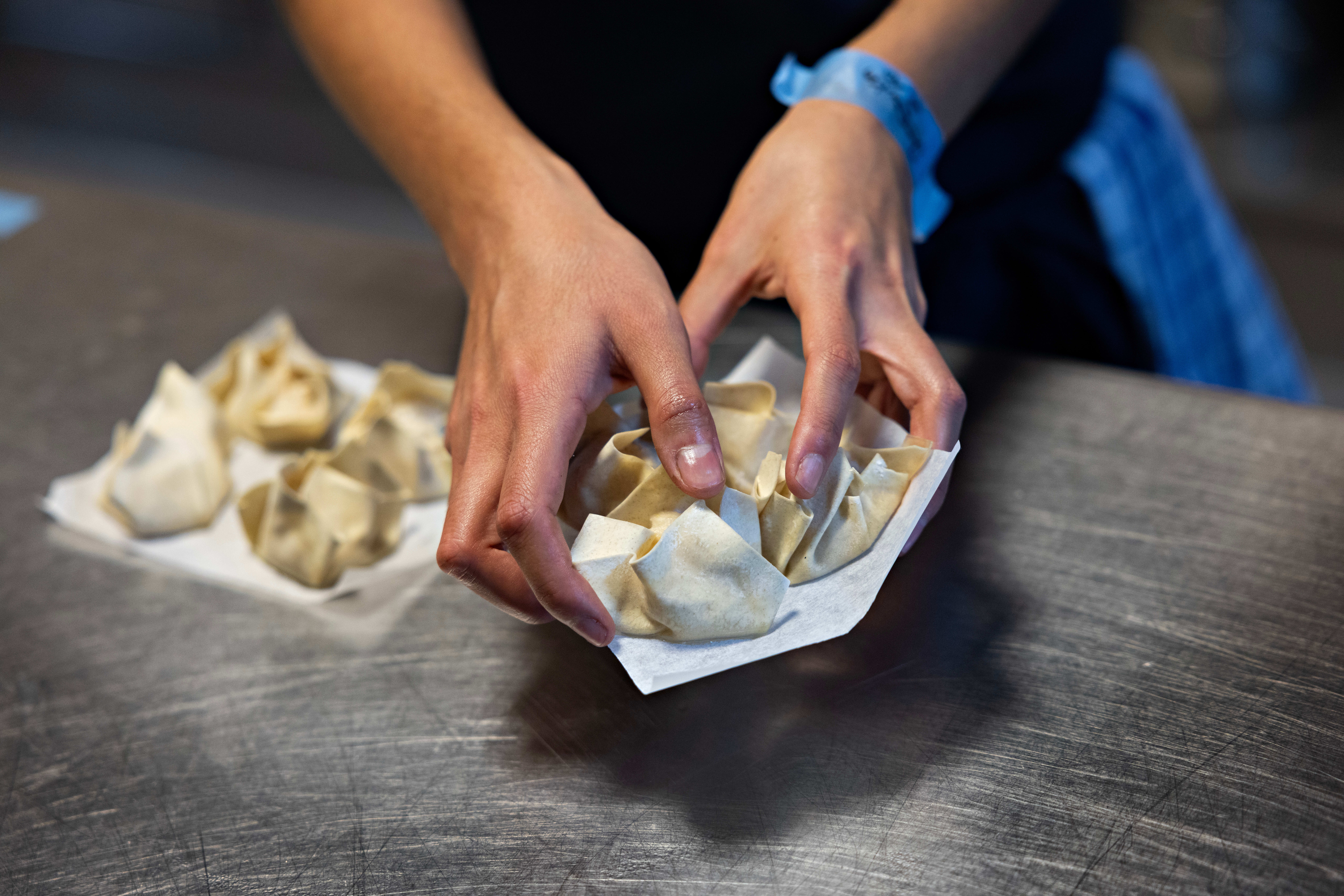 Fyllet i de åpne dumplingene er kornete i konsistens, men leverer på smak.