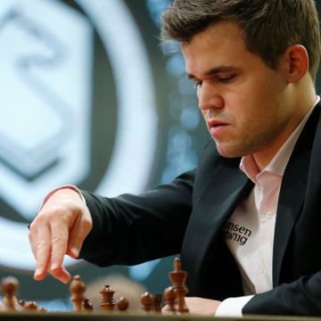 Carlsen fortsatte den «uslåelige» rekken. Nå leder nordmannen storturnering