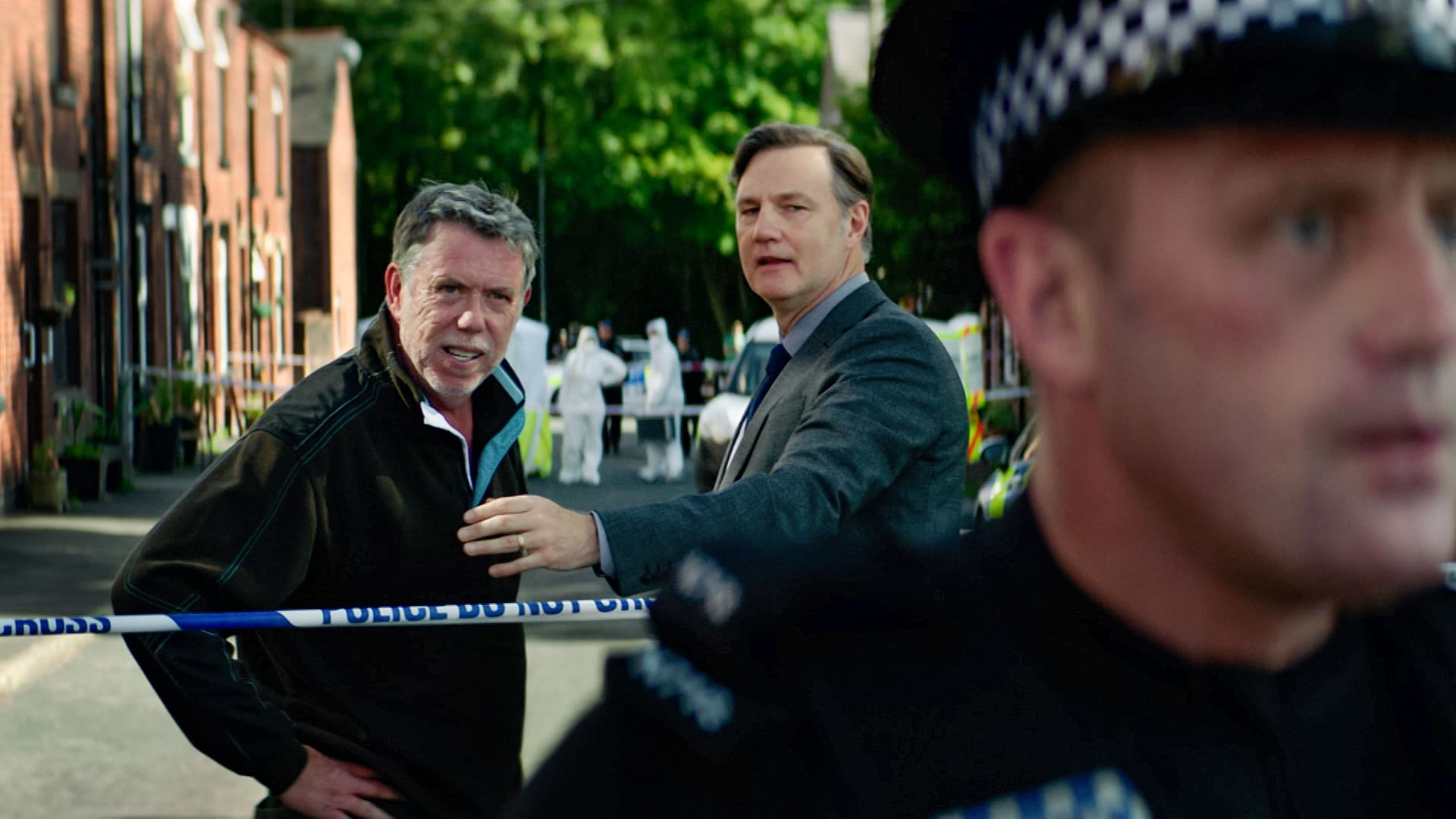  Naboer settes opp mot hverandre i den lille byen. Her må Dean Simmons (Sean Gilder) holdes i tøylene av politiet. 