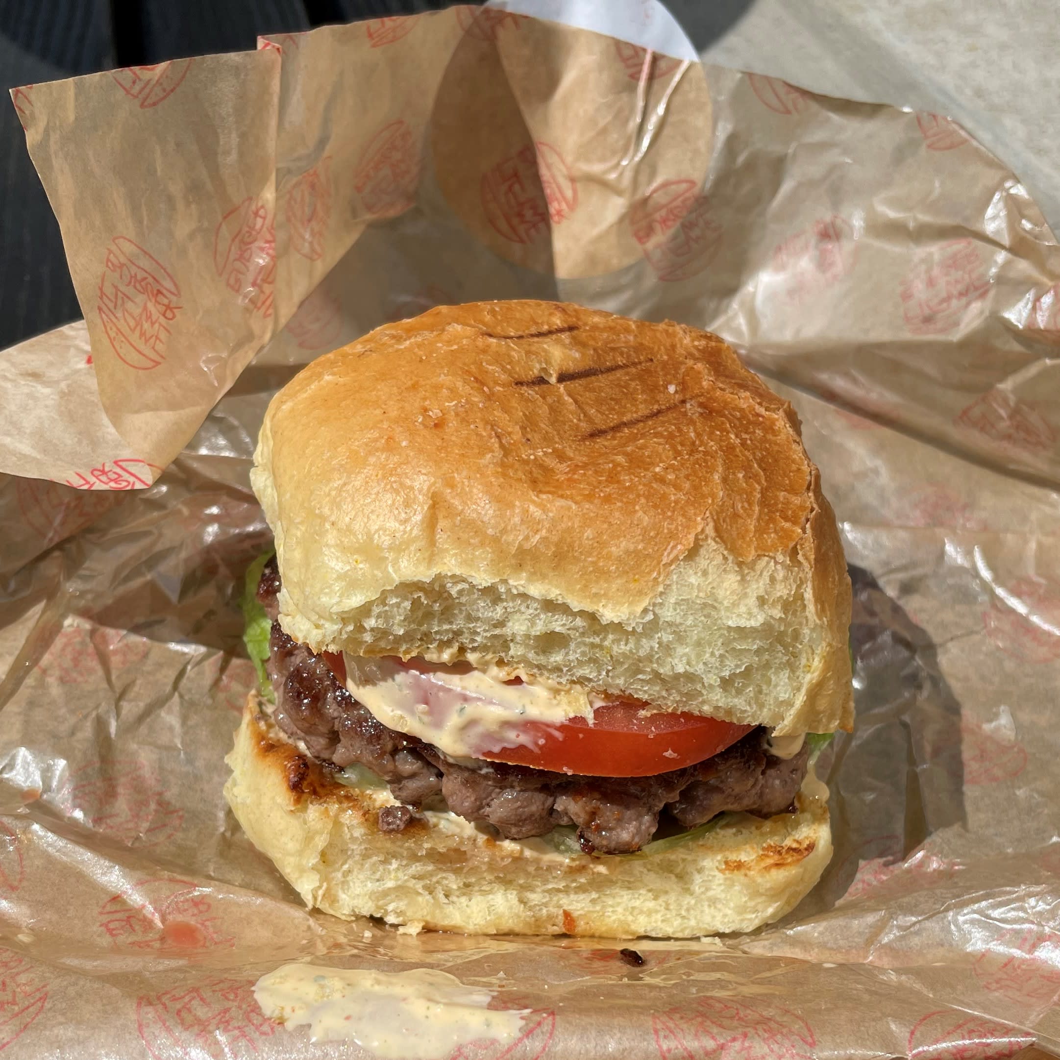 Flammende kjærlighet fra første bitt: Flamme burger.