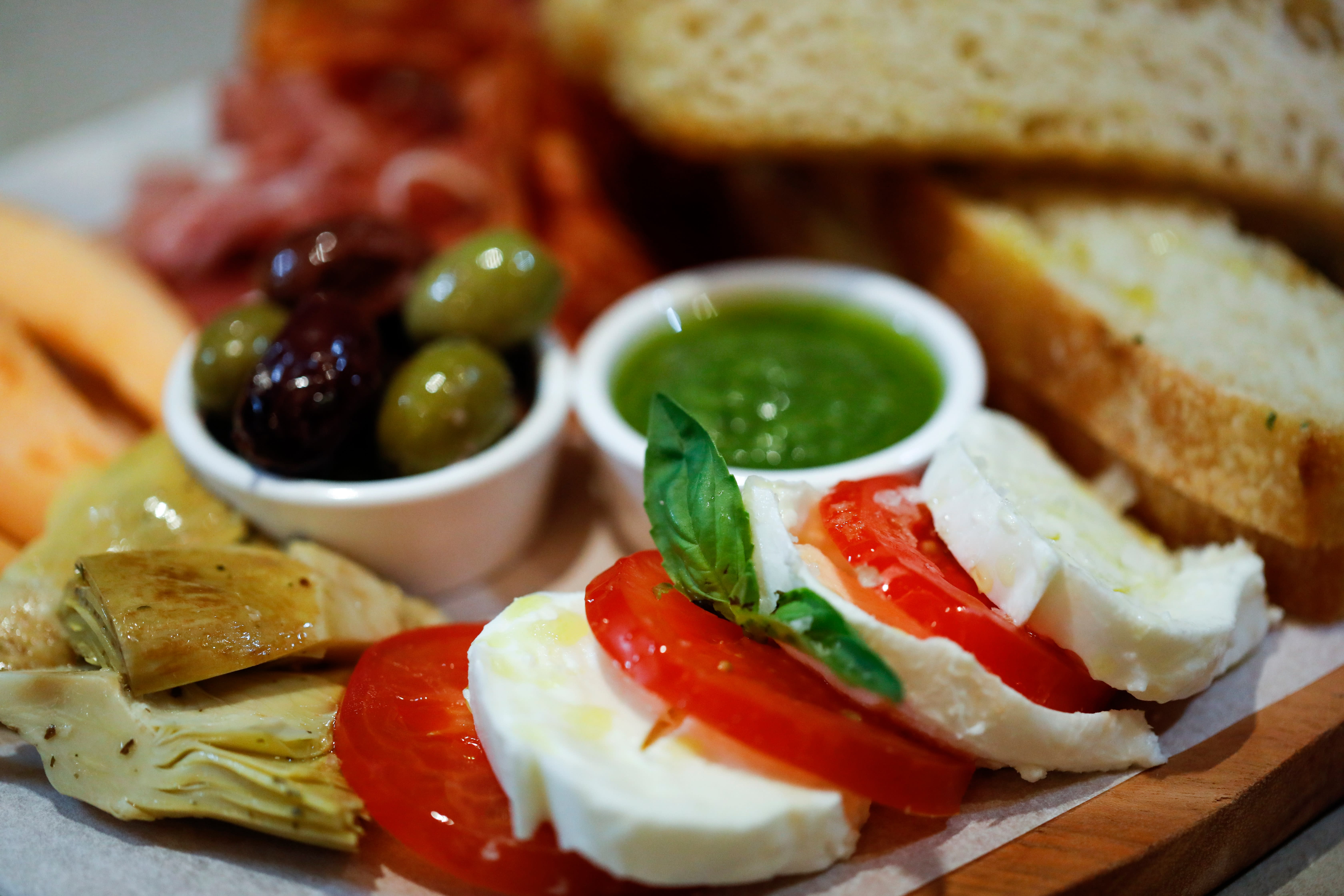 Forretten Antipasto all’italiana gir en god smak av Italia, med spekemat, ost, tomat, oliven, pesto, artisjokk og melon. Og nybakt focaccia.