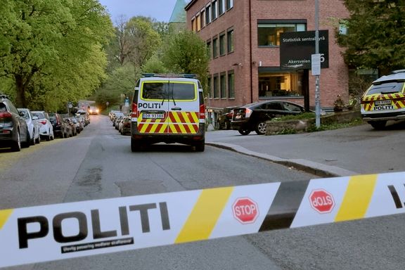Gjerningsperson på frifot etter knivstikking i Oslo sentrum. Én person alvorlig skadet.