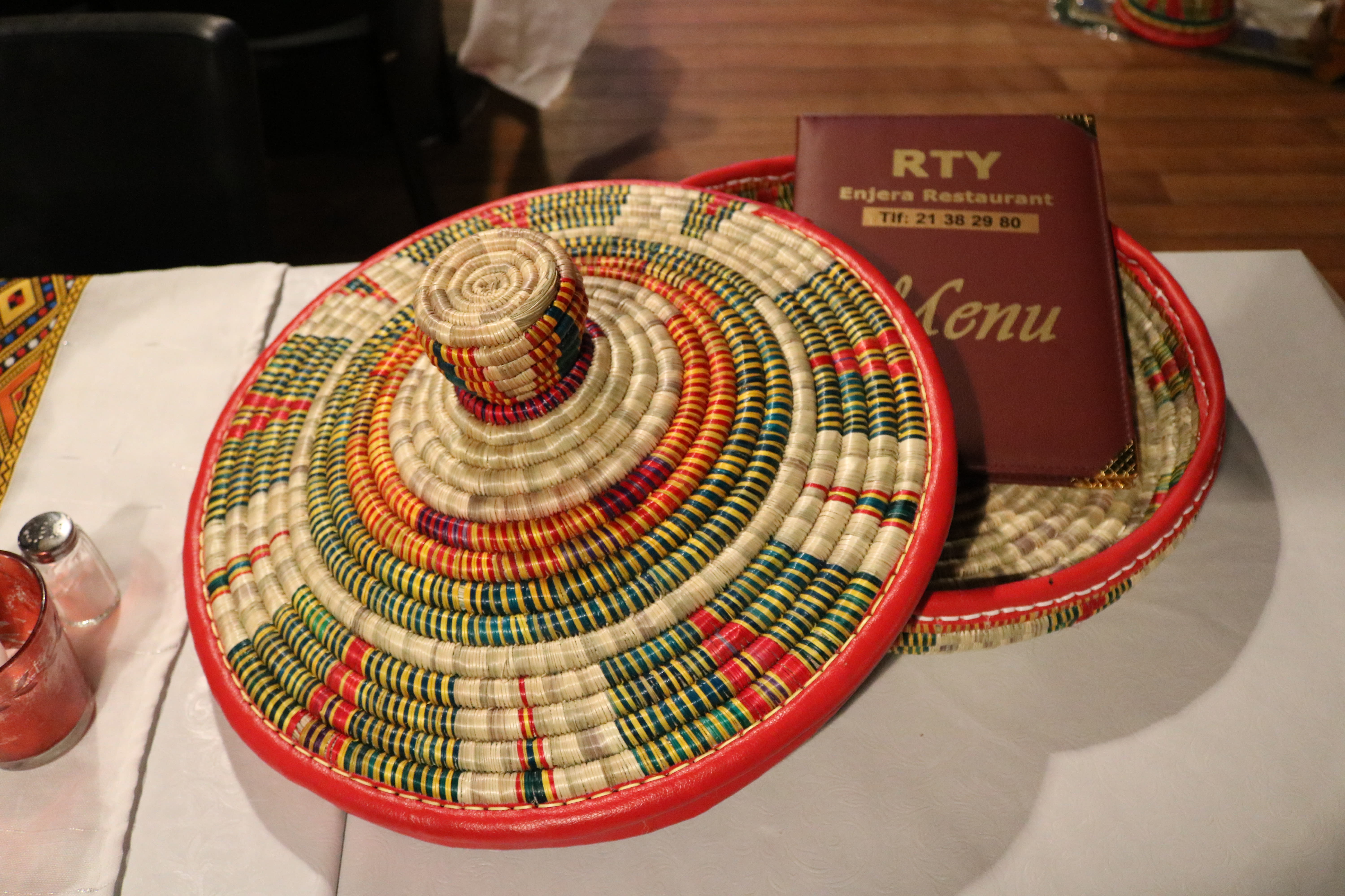 Menyen hos Injera ligger i mesob, en håndlaget kurv.