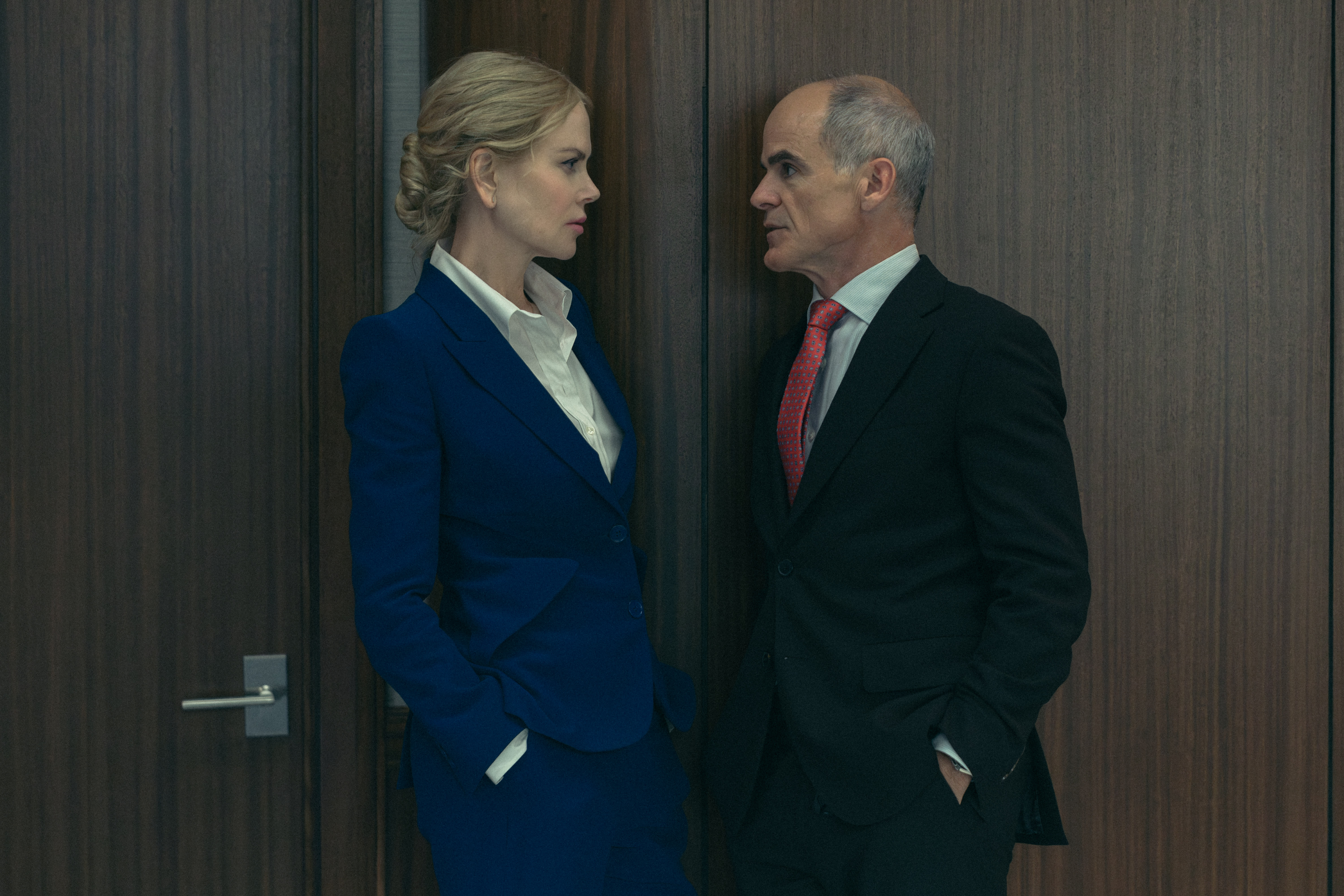 Nicole Kidman og Michael Kelly opererer i skyggene i Washington D.C. Mens Zoë Saldaña gjør dødelig drittarbeid i feltet, tar de for seg politikerne. 