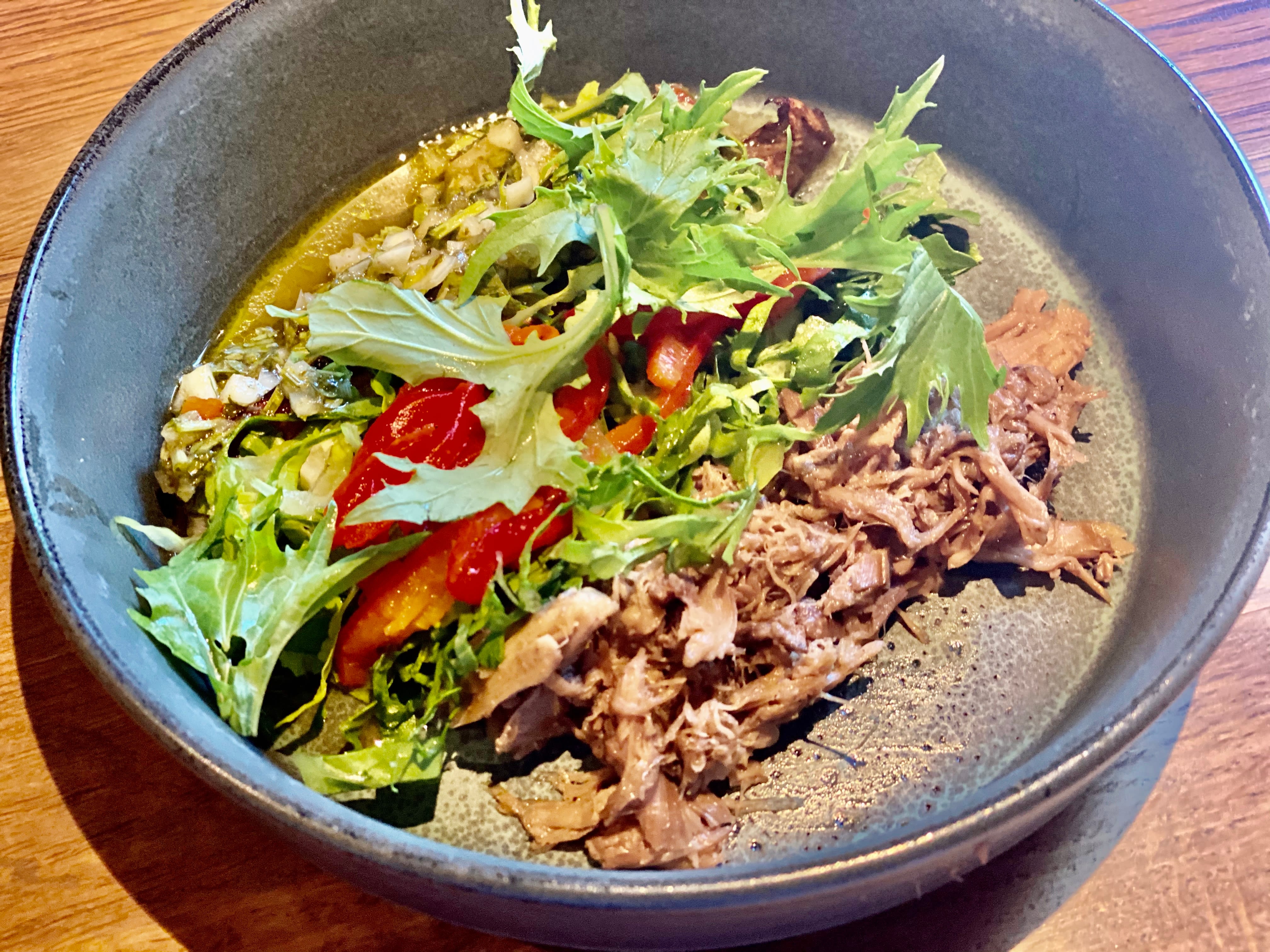 Lammeskulder med aubergine og grillet paprika. 