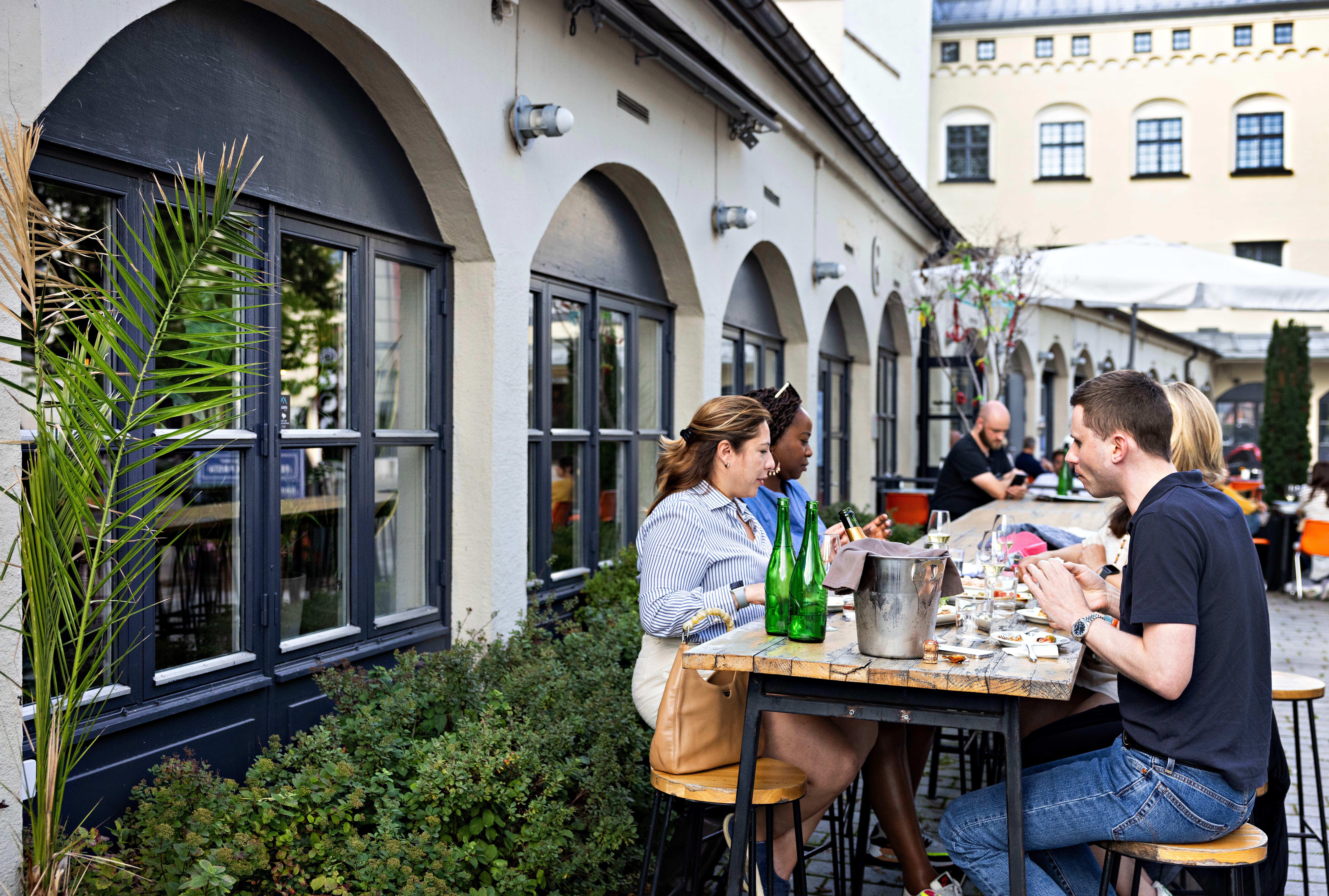 På den baskiske restauranten sitter man på høye stoler inne i Schouskvartalet.