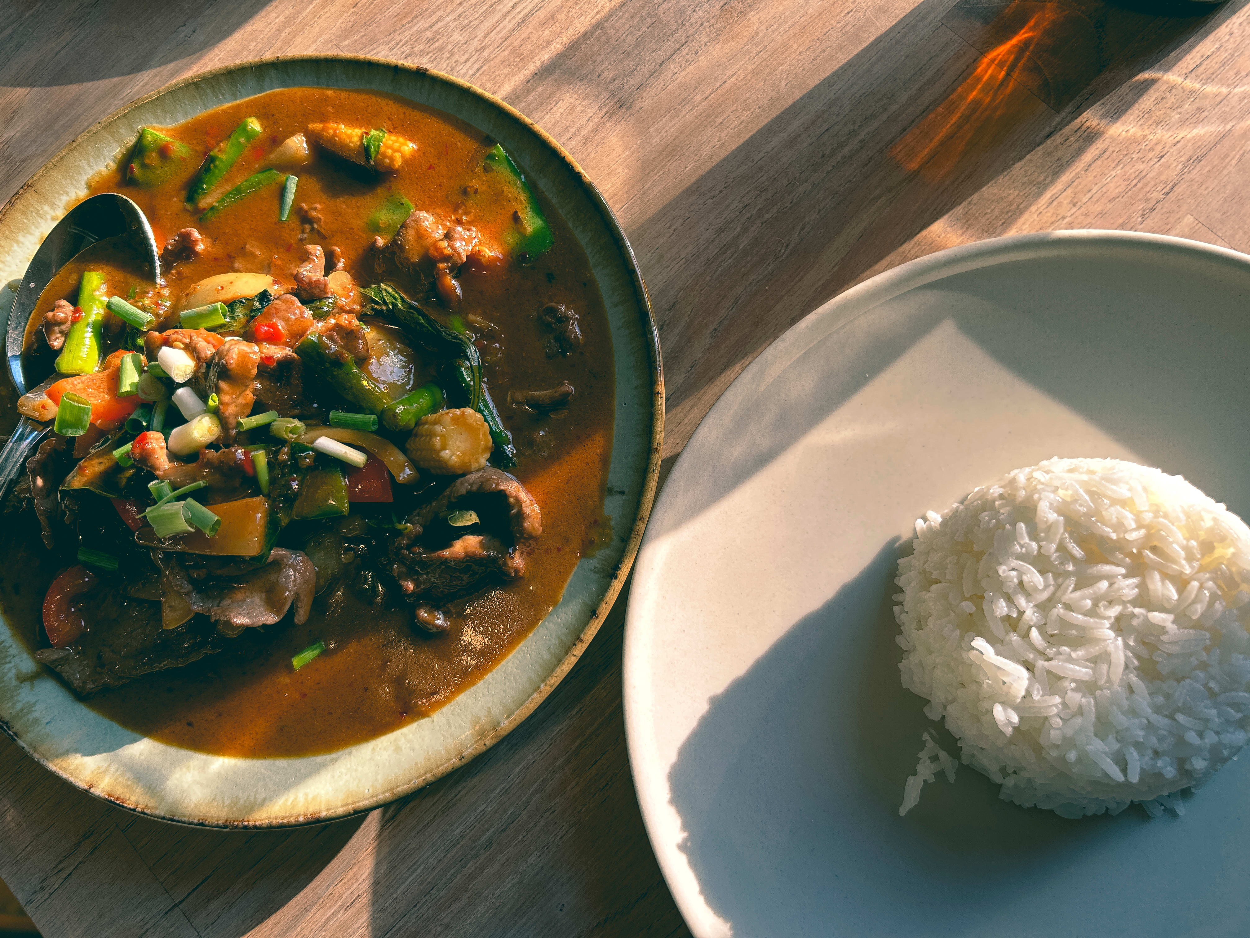 Nam prik pao – okse i svart chilisaus.