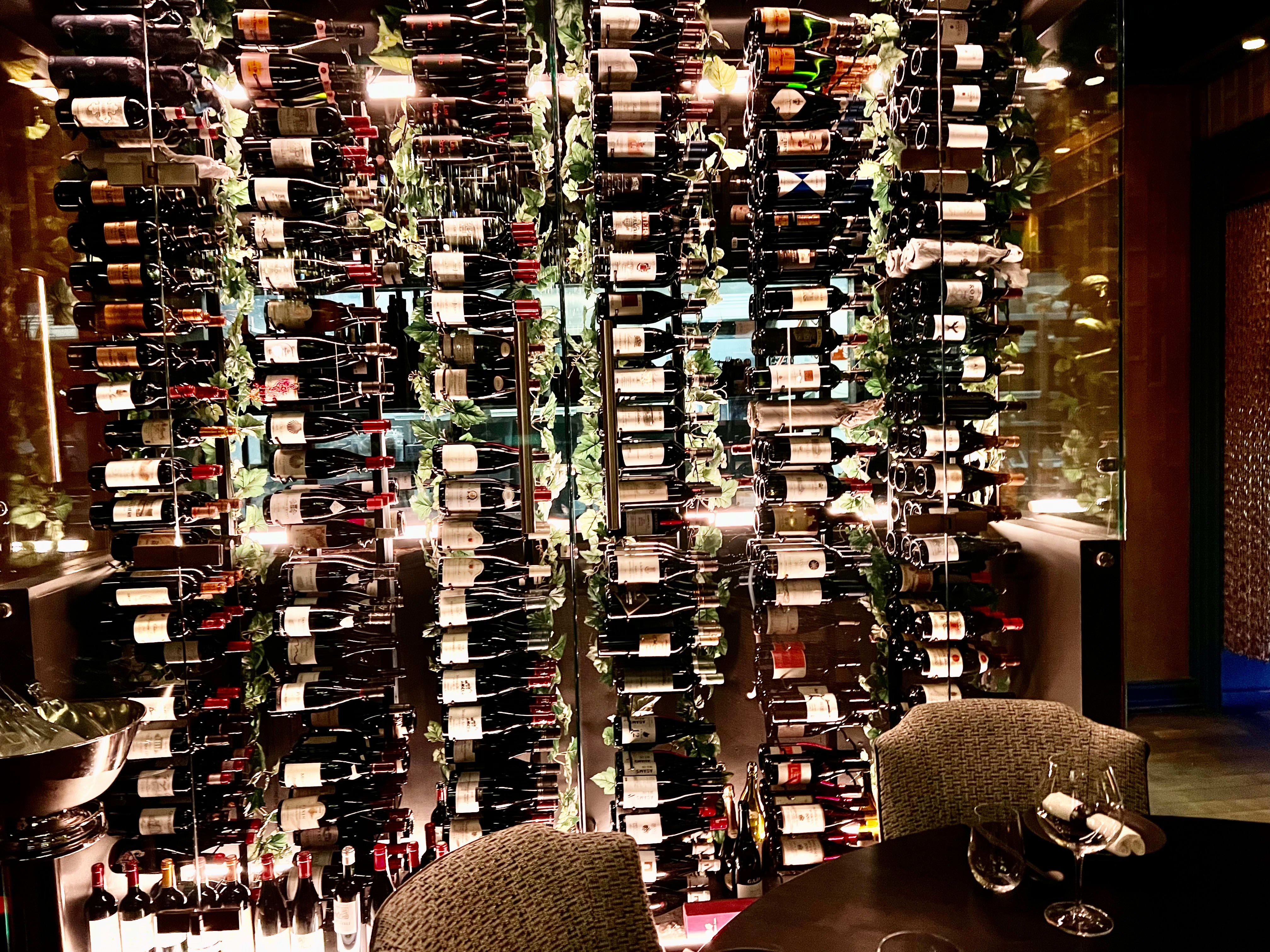 Gigantisk vinskap fyller hele den ene veggen. 