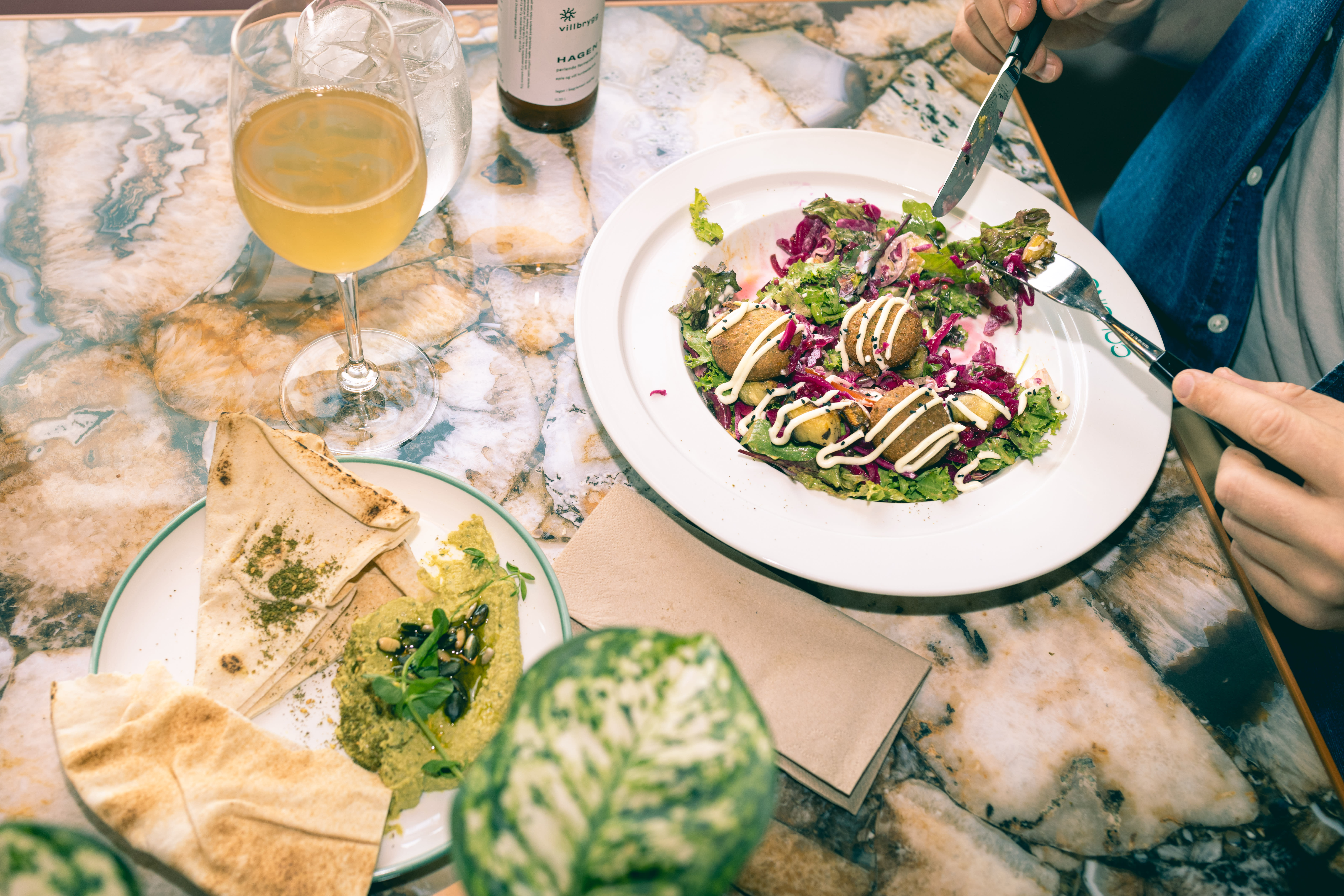 Cæsarsalat på Glasmagasinet smaker overraskende godt.