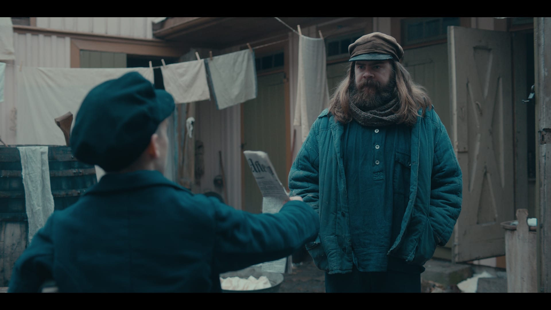 En stolt Luka viser faren (John Emil Jørgensrud) hva en journalist i Aftenposten har skrev om ham. 