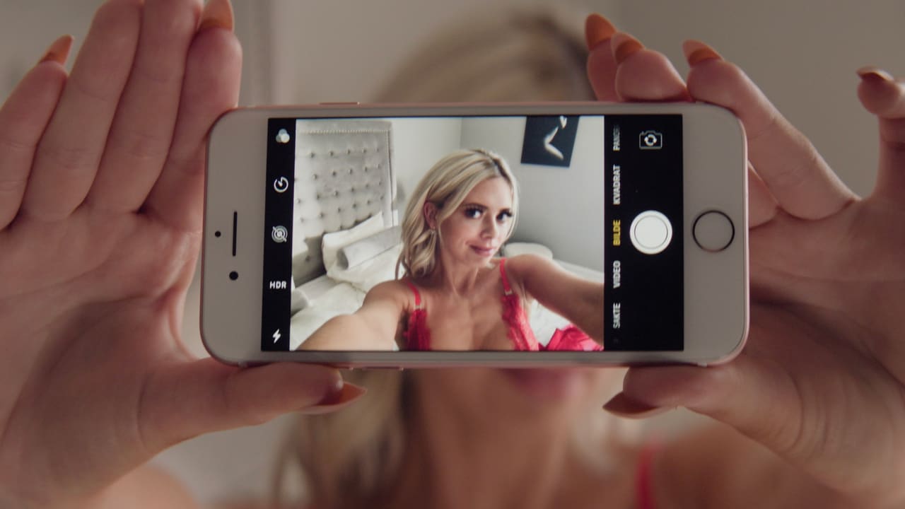 Elli Müller Osborne er strålende som Selina Isabell, rosabloggeren som tar landet med storm.