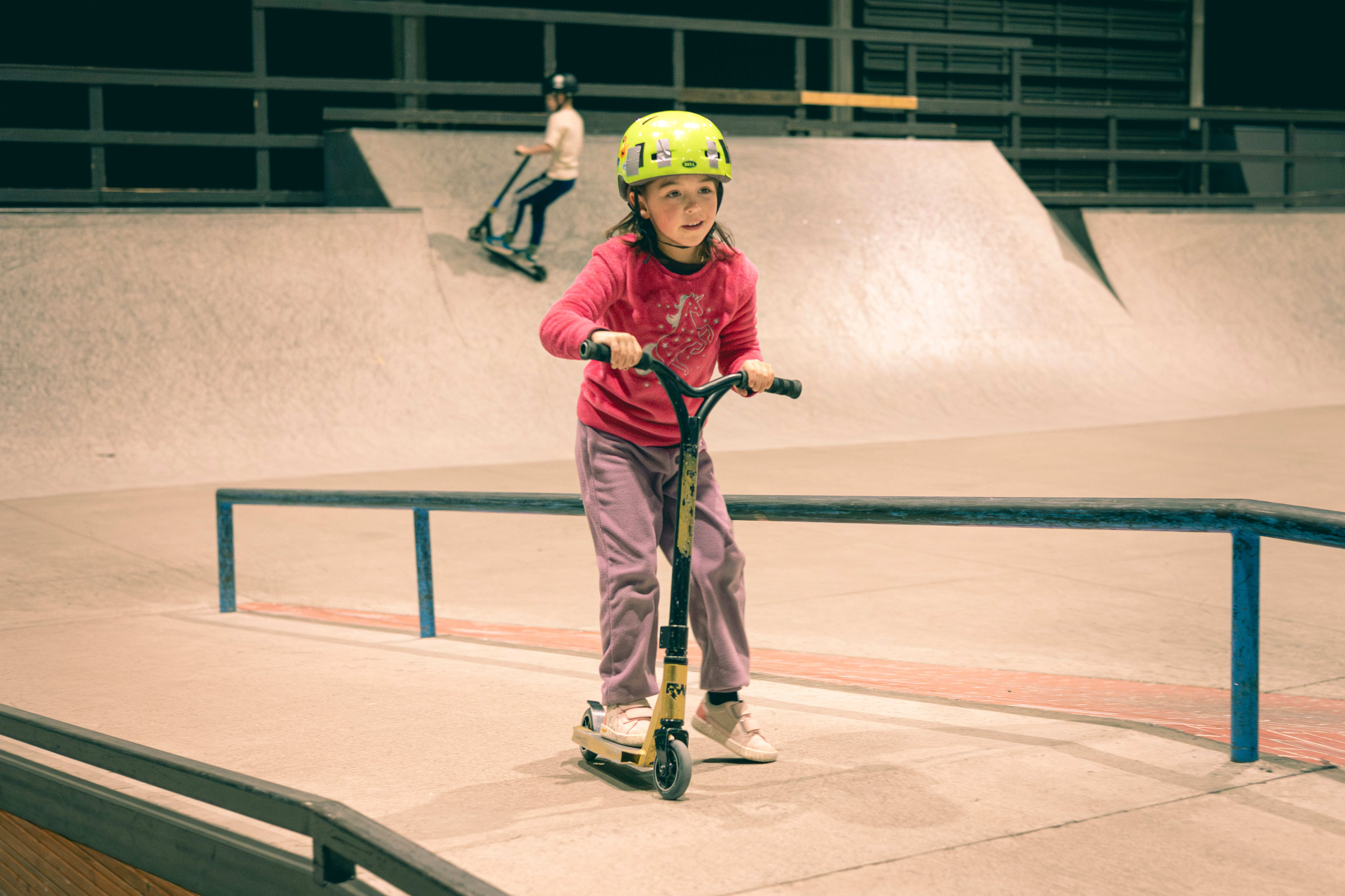 Phoebe Marie Piatkowski (5) prøver sparkesykkel for første gang.