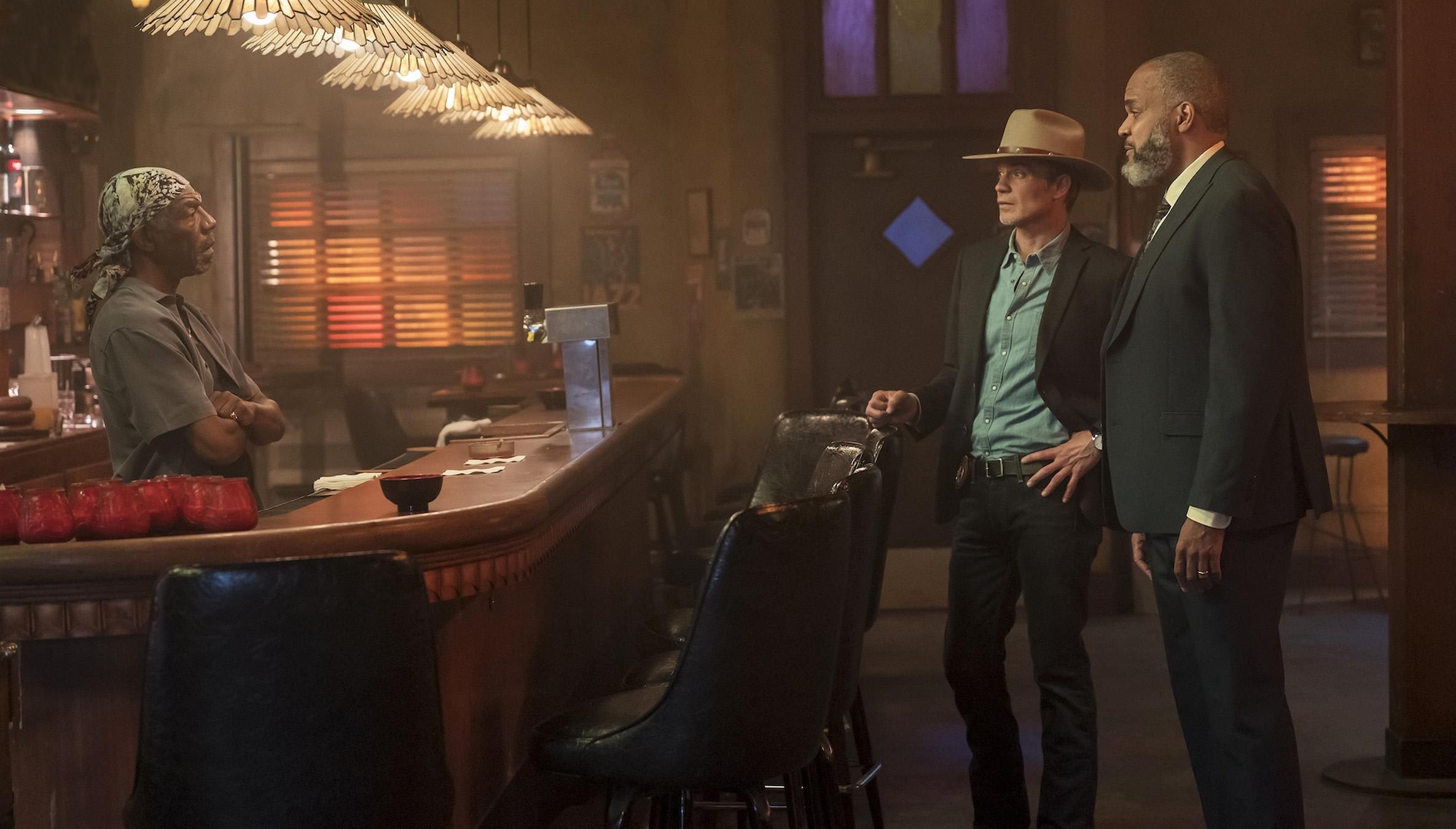 Raylan Givens (Timothy Olyphant) må dykke ned i Detroits underverden. Partner er Wendell Robinson, spilt av Victor Williams. Voncie Curtis-Hall spiller bareier Sweety. 