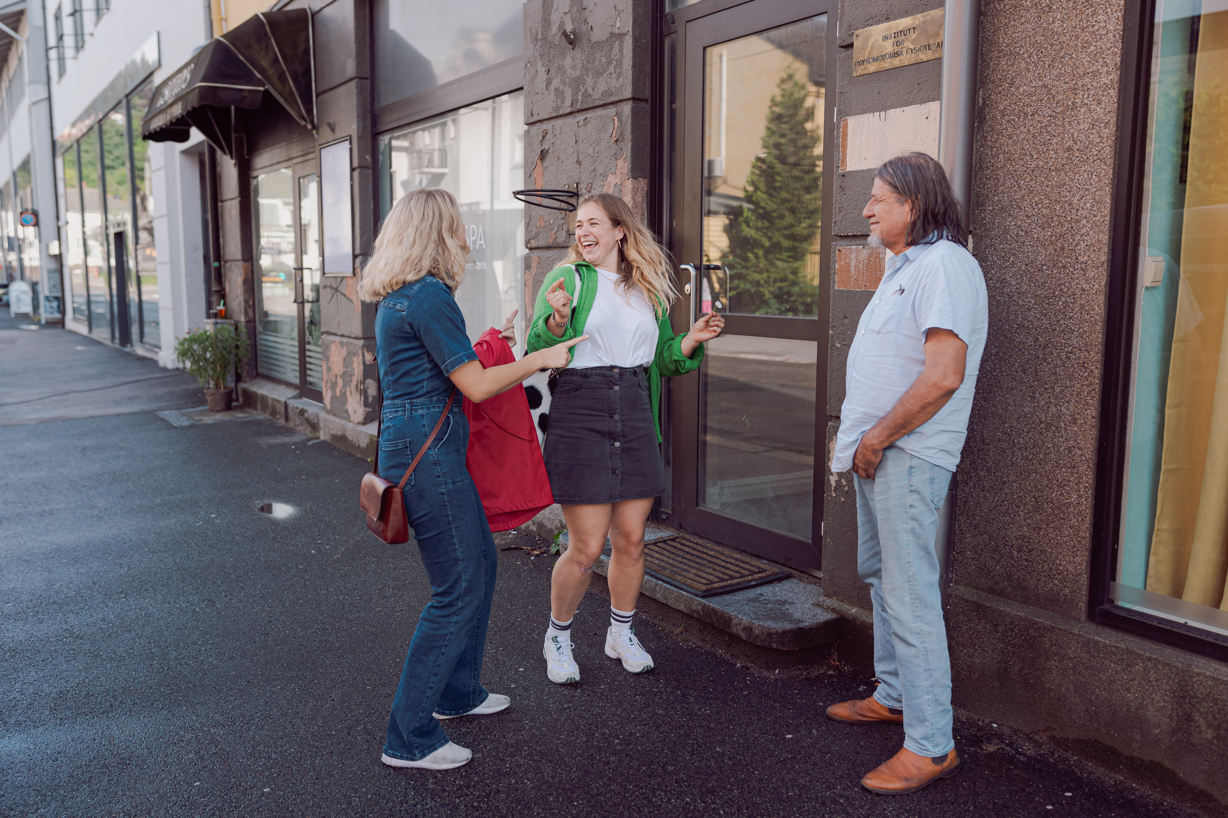 Storvik og kjæresten fremfører sine søte toner for en tilfeldig forbipasserende.