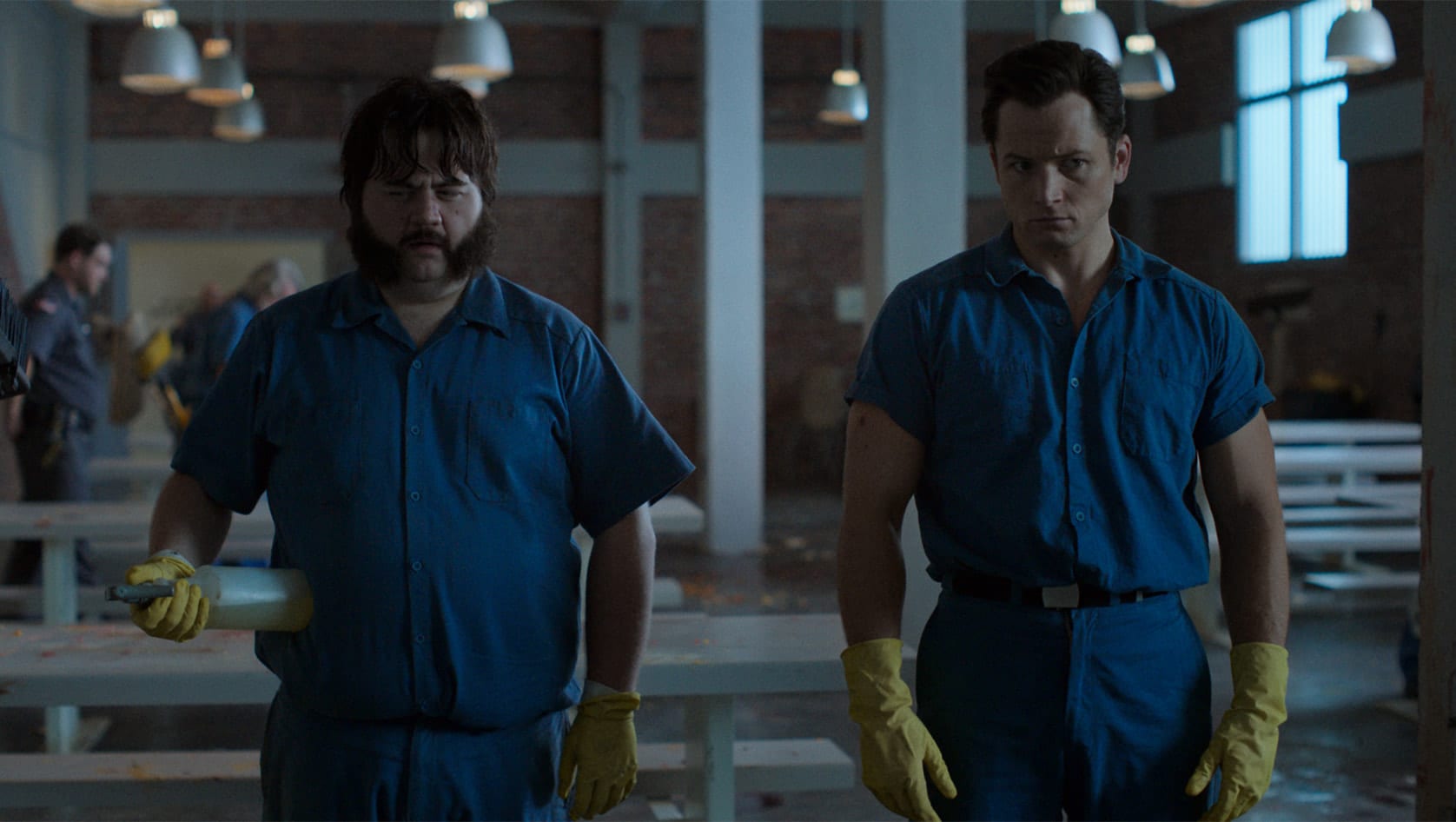 Når Larry Hall og James Keen må rydde fengselet etter opptøyer, oppstår en intens situasjon. 