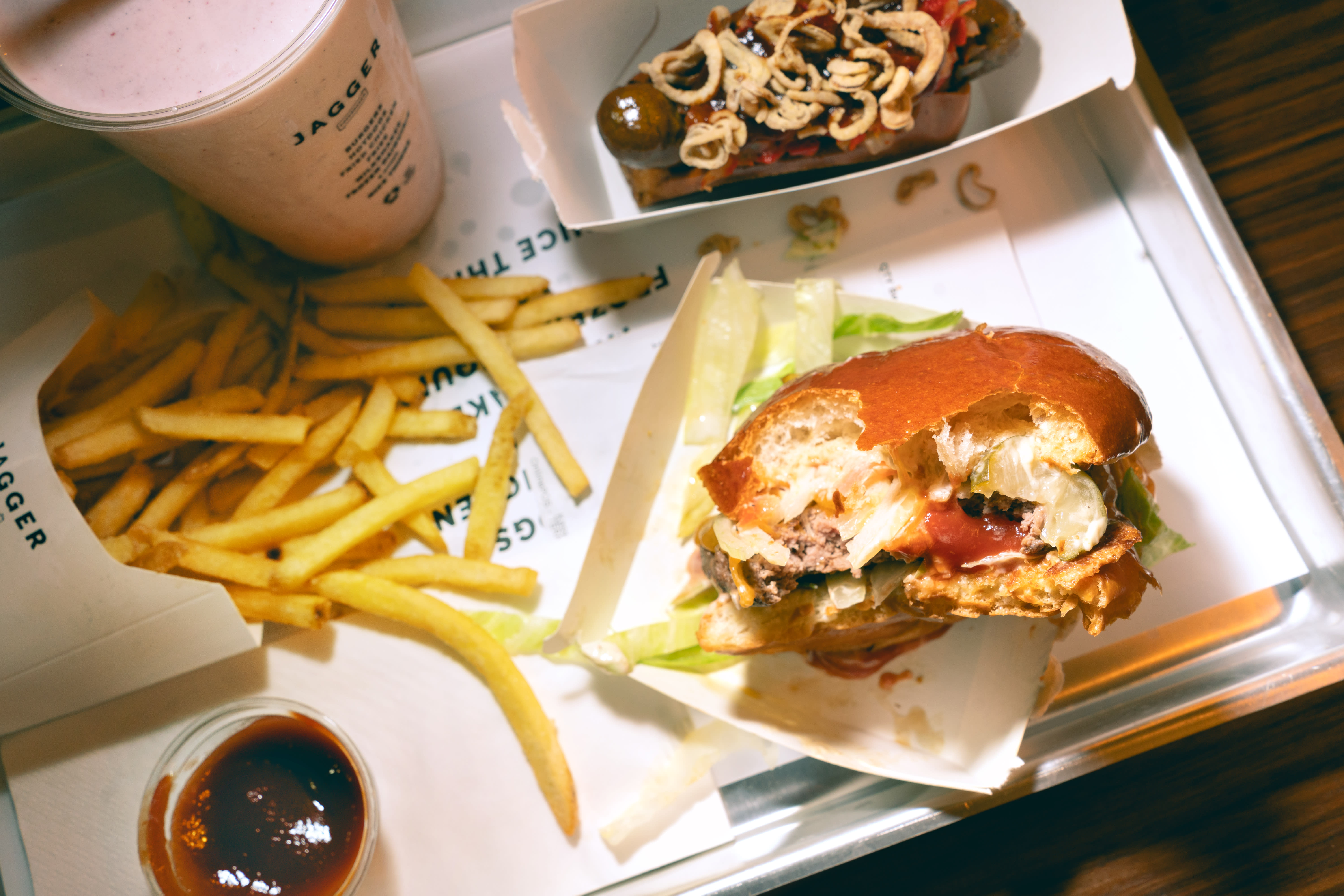 En god burger forherliger livet. Dessverre er Jaggers signaturburger litt rotete. Det blir for mye løk, tomat og salat. Selve burgeren får ikke skinne.