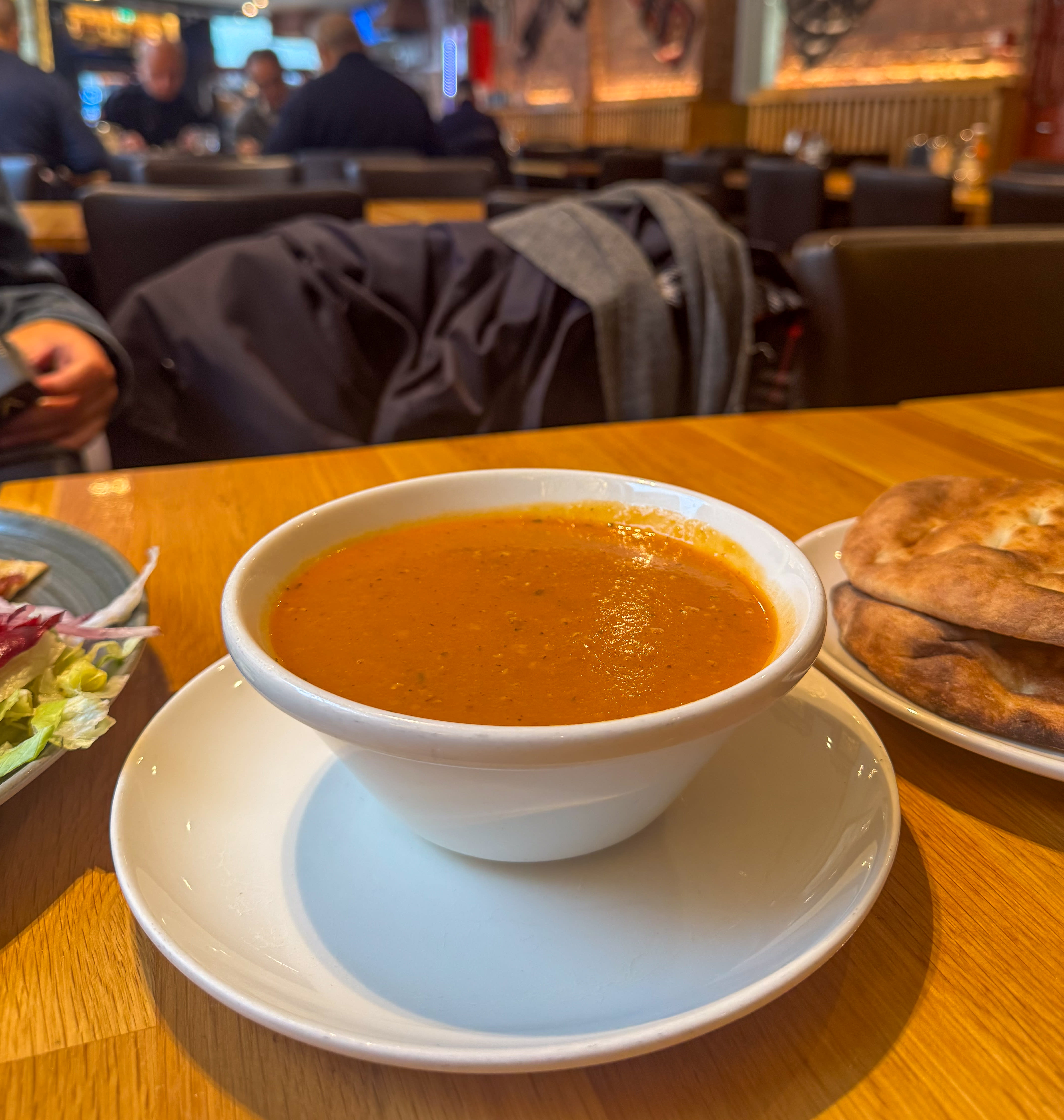 Stor porsjon linsesuppe med brød til.
