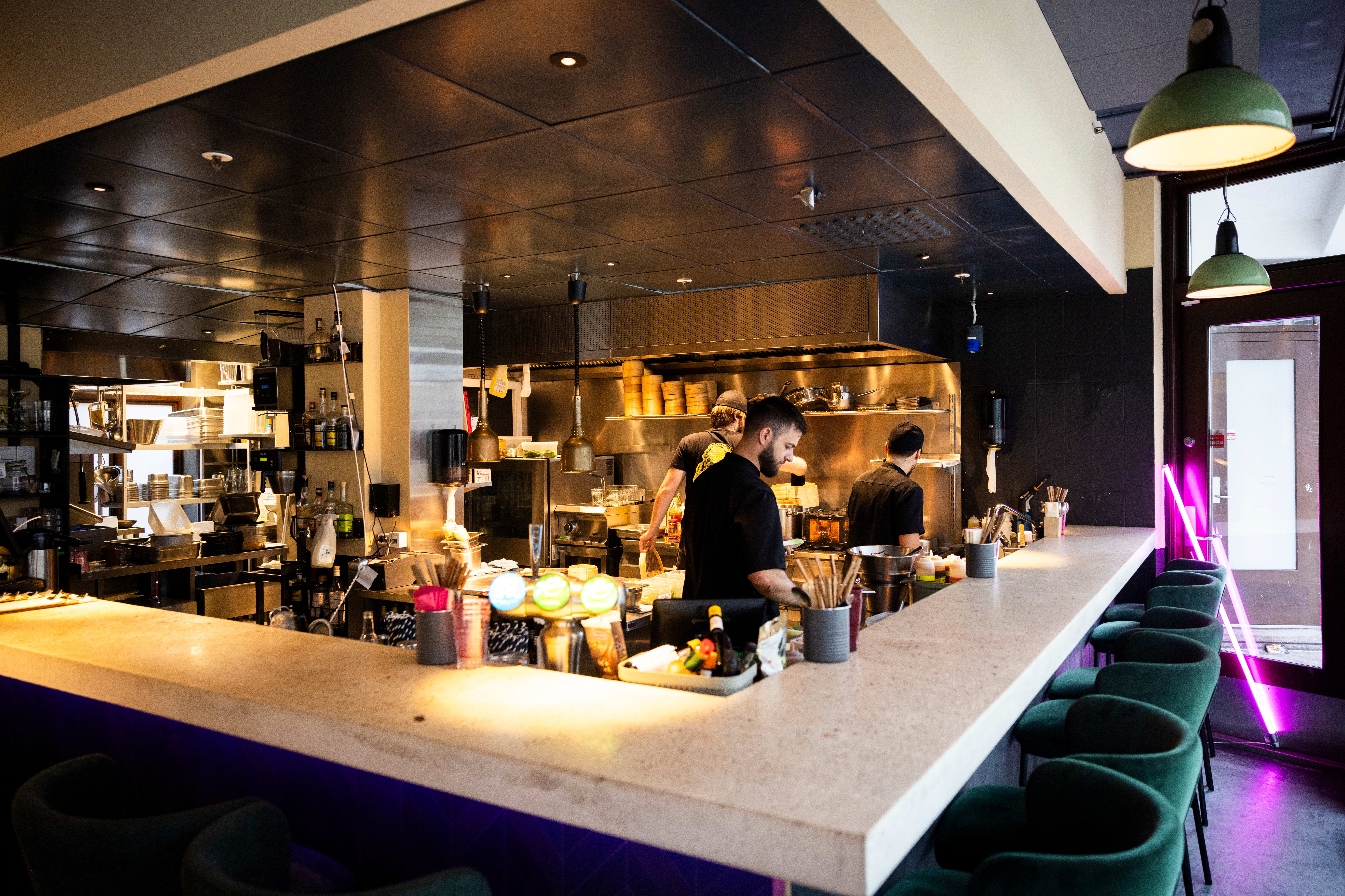 Estetikken fra Generasjonsbaren er ivarett. Neonlys og et stort åpent kjøkken gjør at det føles ungt, men kanskje ikke så kult.