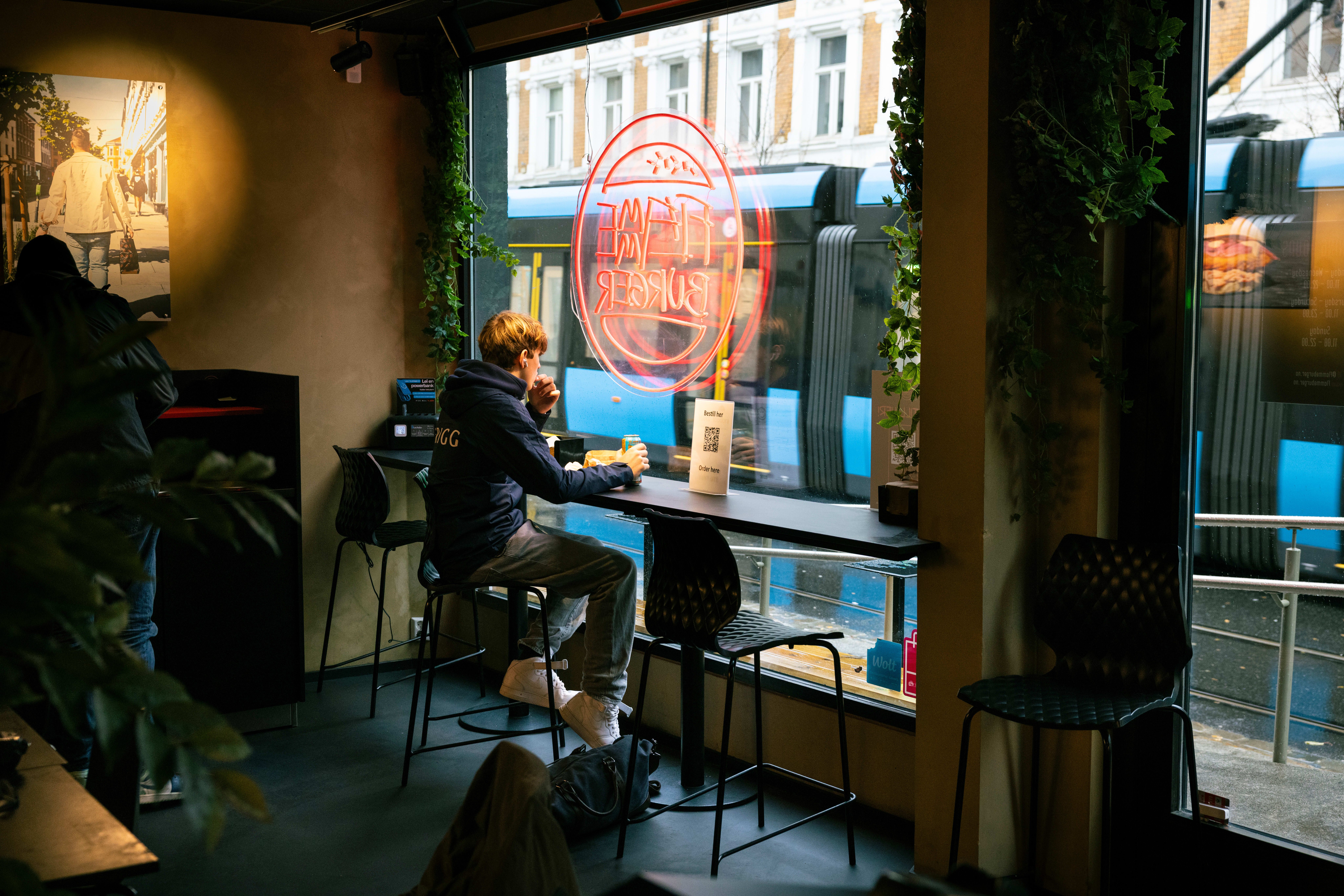 Selv om lokalet er forsøkt pyntet med noen hengeplanter, er det lite koselig å sitte der.