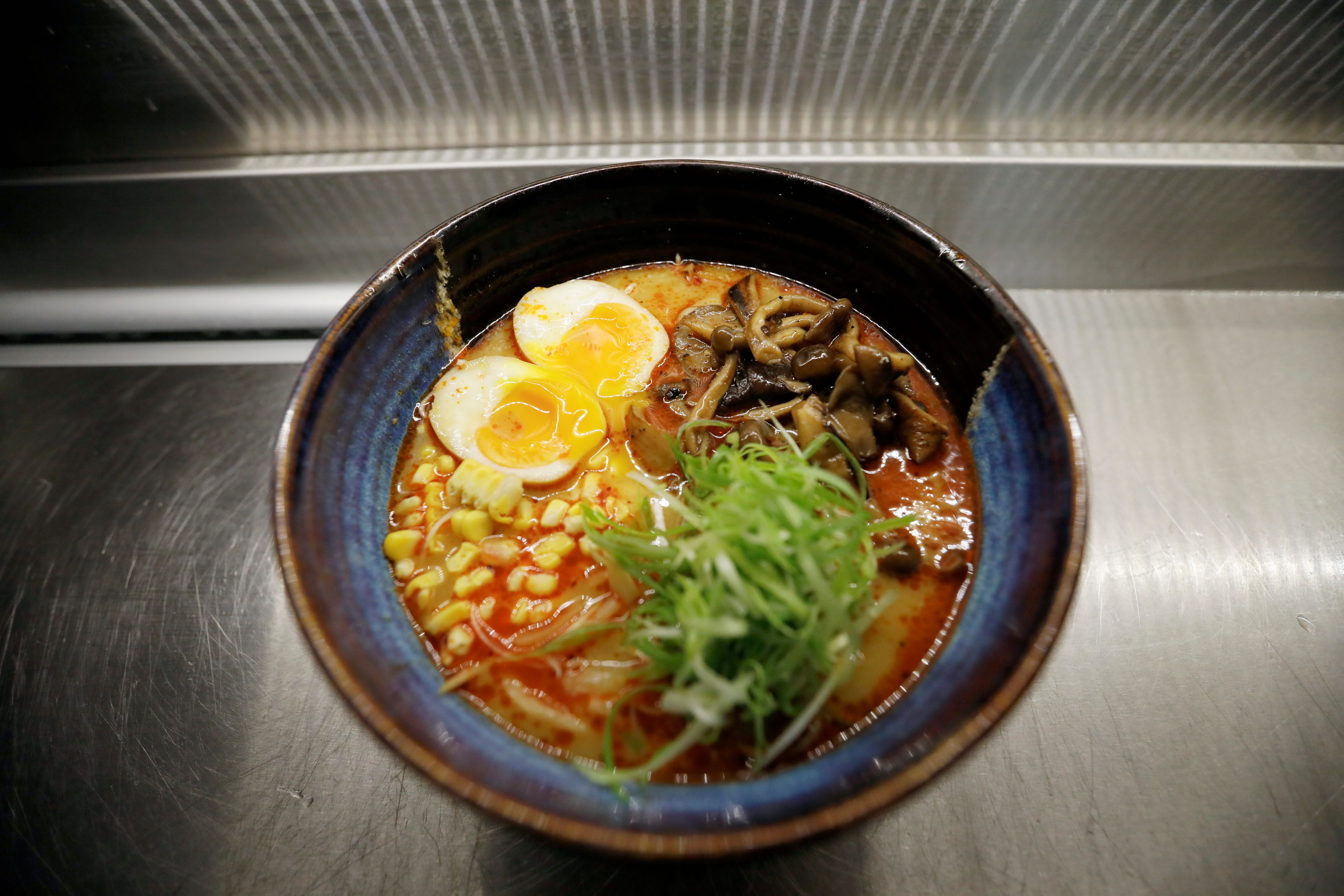 Egg, mais, sopp, chili og vårløk gir smak og tekstur til den salte kraften i en Miso Ramen.