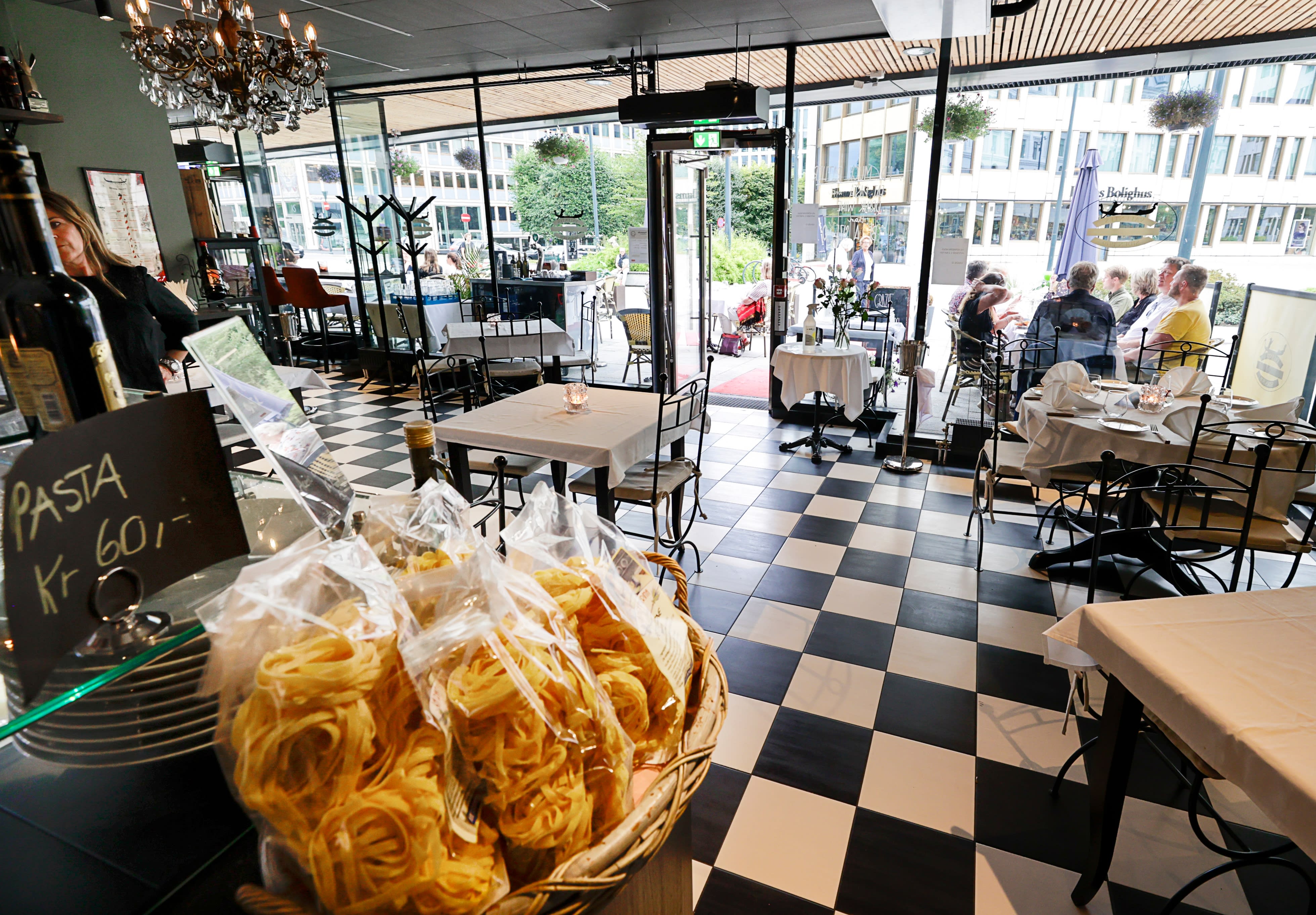 God avstand mellom bordene både inne og ute. 