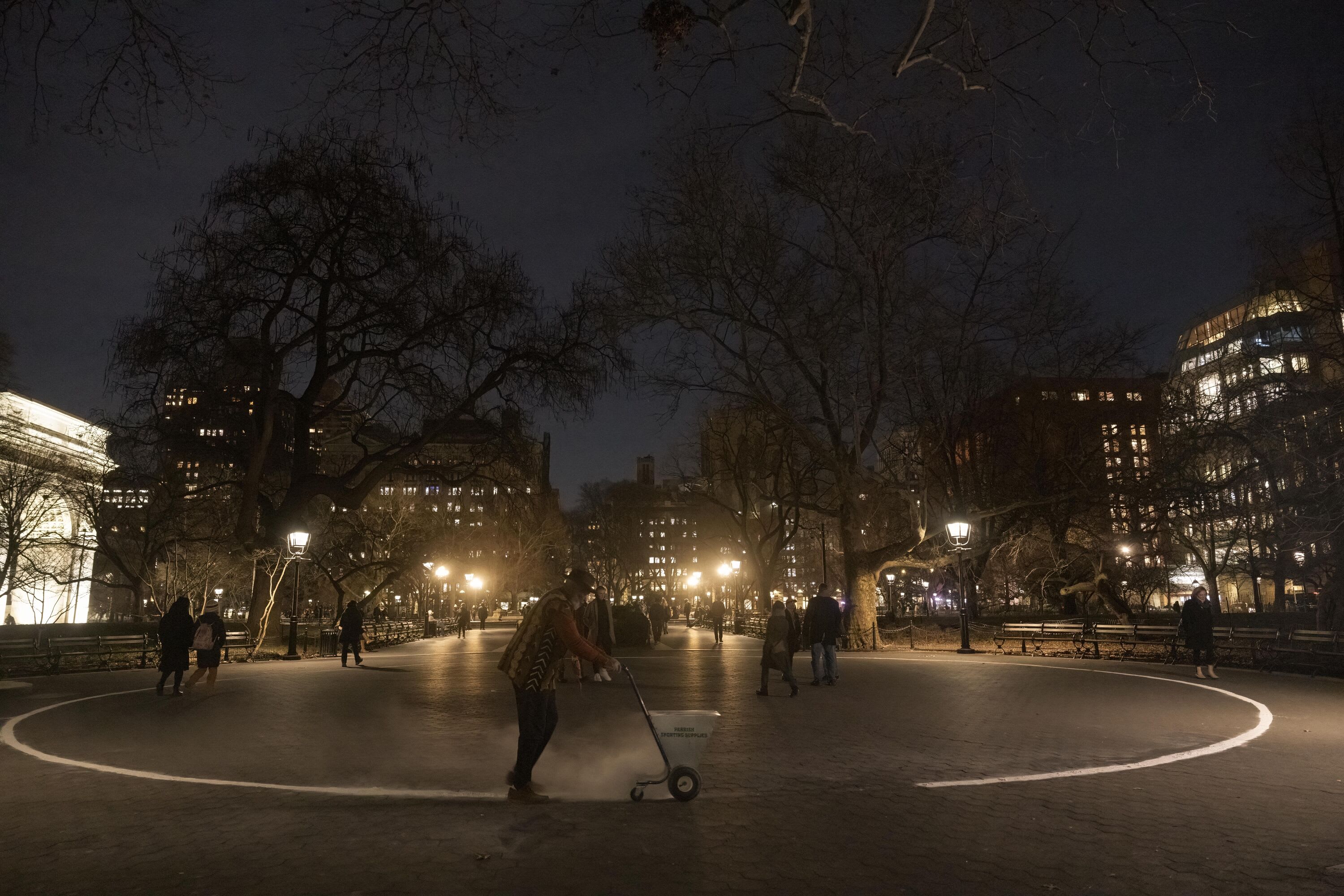 Hva er det som skal skje i en sirkel i Washington Square Park etter at tenåringen Jared er kidnappet? «Full Circle» sjonglerer mange mystiske kjegler.